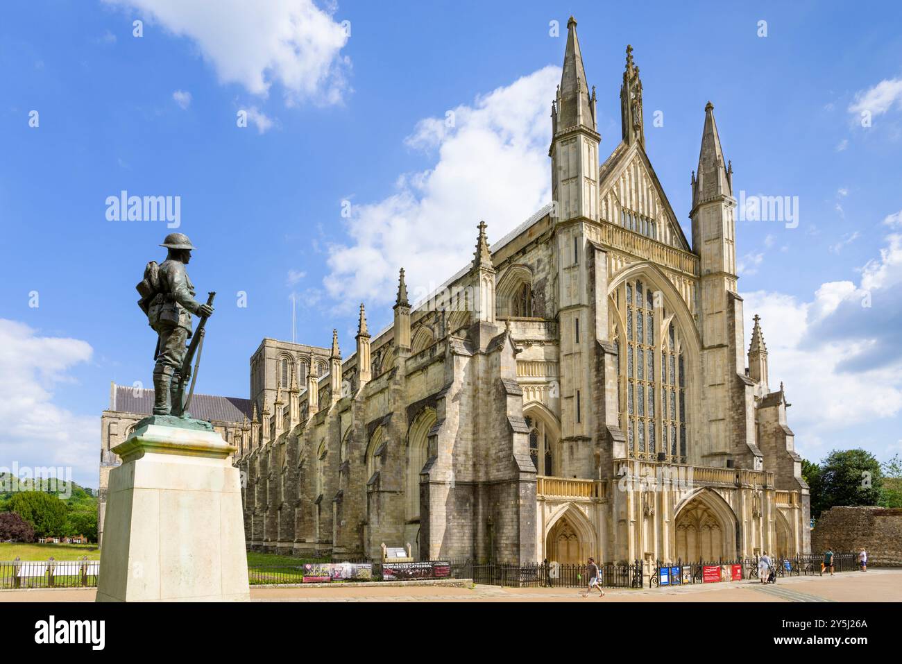 Facciata ovest della Cattedrale di Winchester e il King's Royal Rifle Corps War Memorial nella Cattedrale vicino a Winchester Hampshire Inghilterra Regno Unito GB Europa Foto Stock