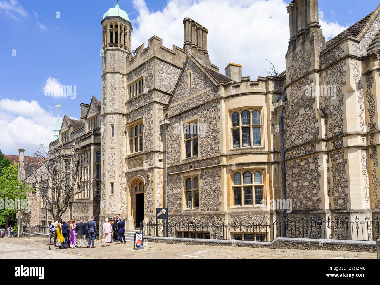 Una festa di nozze al di fuori del Winchester Register Office o dell'Hampshire Register Office Castle Hill High Street Winchester Hampshire Inghilterra Regno Unito Europa Foto Stock