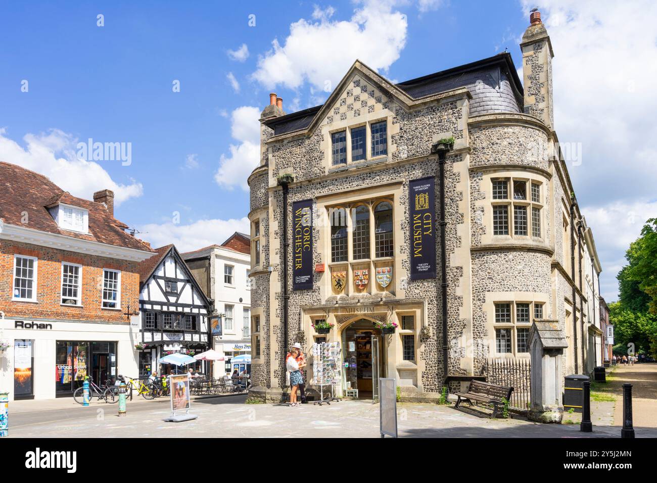 Winchester City Museum all'angolo tra Great Minster Street e Square Winchester nel centro di Winchester Hampshire Inghilterra Regno Unito Europa Foto Stock
