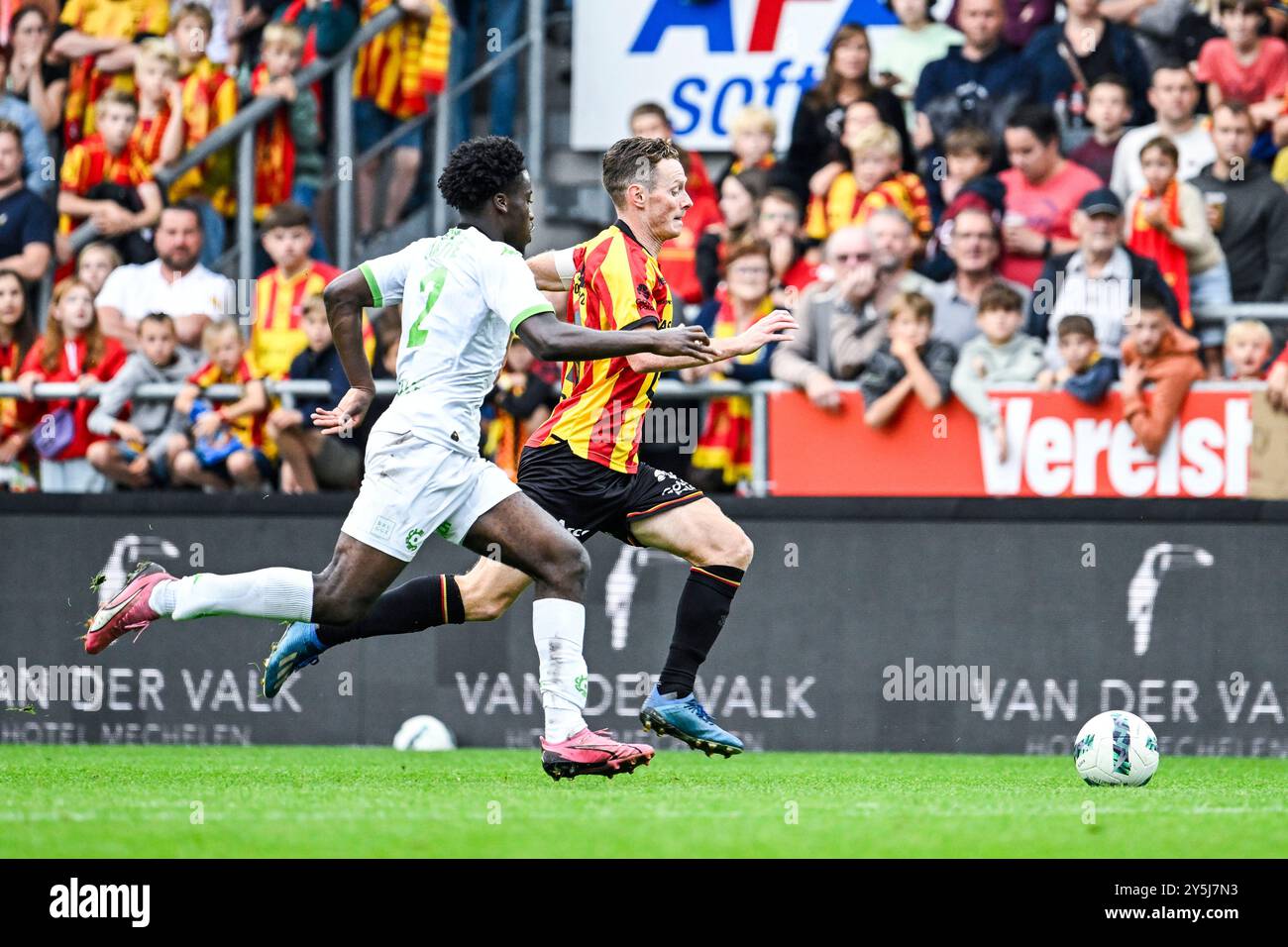 Ibrahim Diakite di Cercle e Rob Schoofs di Mechelen in azione durante una partita di calcio tra KV Mechelen e Cercle Brugge, domenica 22 settembre 2024 a Mechelen, il giorno 8 della stagione 2024-2025 della prima divisione del campionato belga della 'Jupiler Pro League'. BELGA FOTO TOM GOYVAERTS Foto Stock