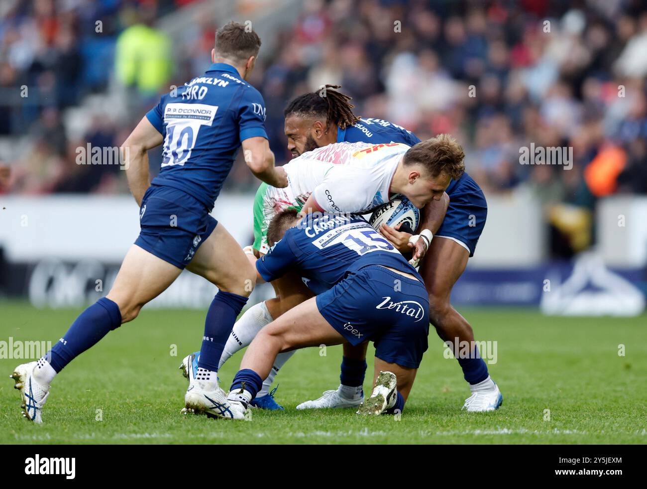 Joe Carpenter dei sale Sharks affronta la barba Oscar degli Harlequins durante la partita di Premiership Gallagher al Salford City Stadium. Data foto: Domenica 22 settembre 2024. Foto Stock