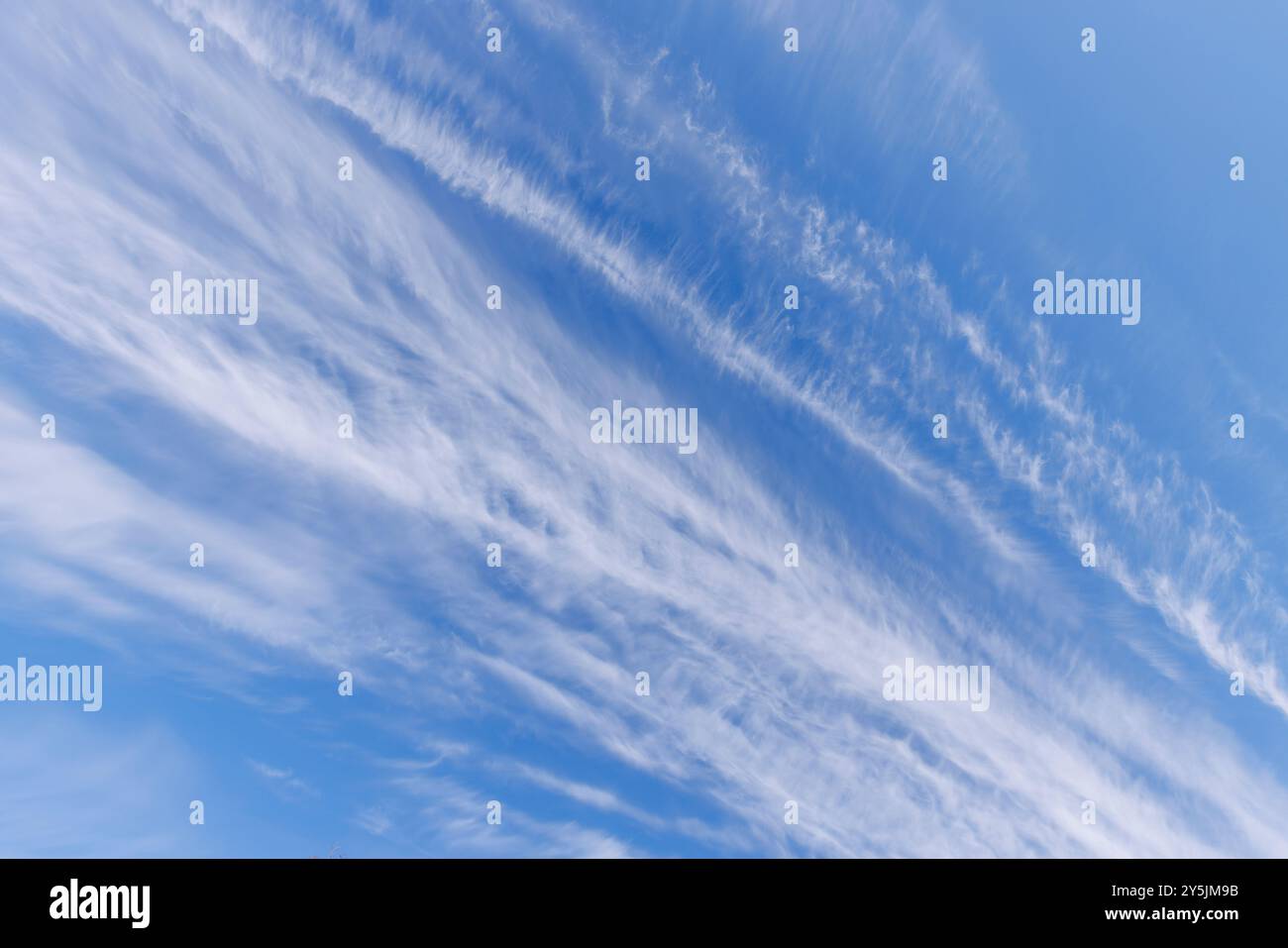 Le nuvole di cirrus ad alta quota nel cielo blu della Finlandia Foto Stock