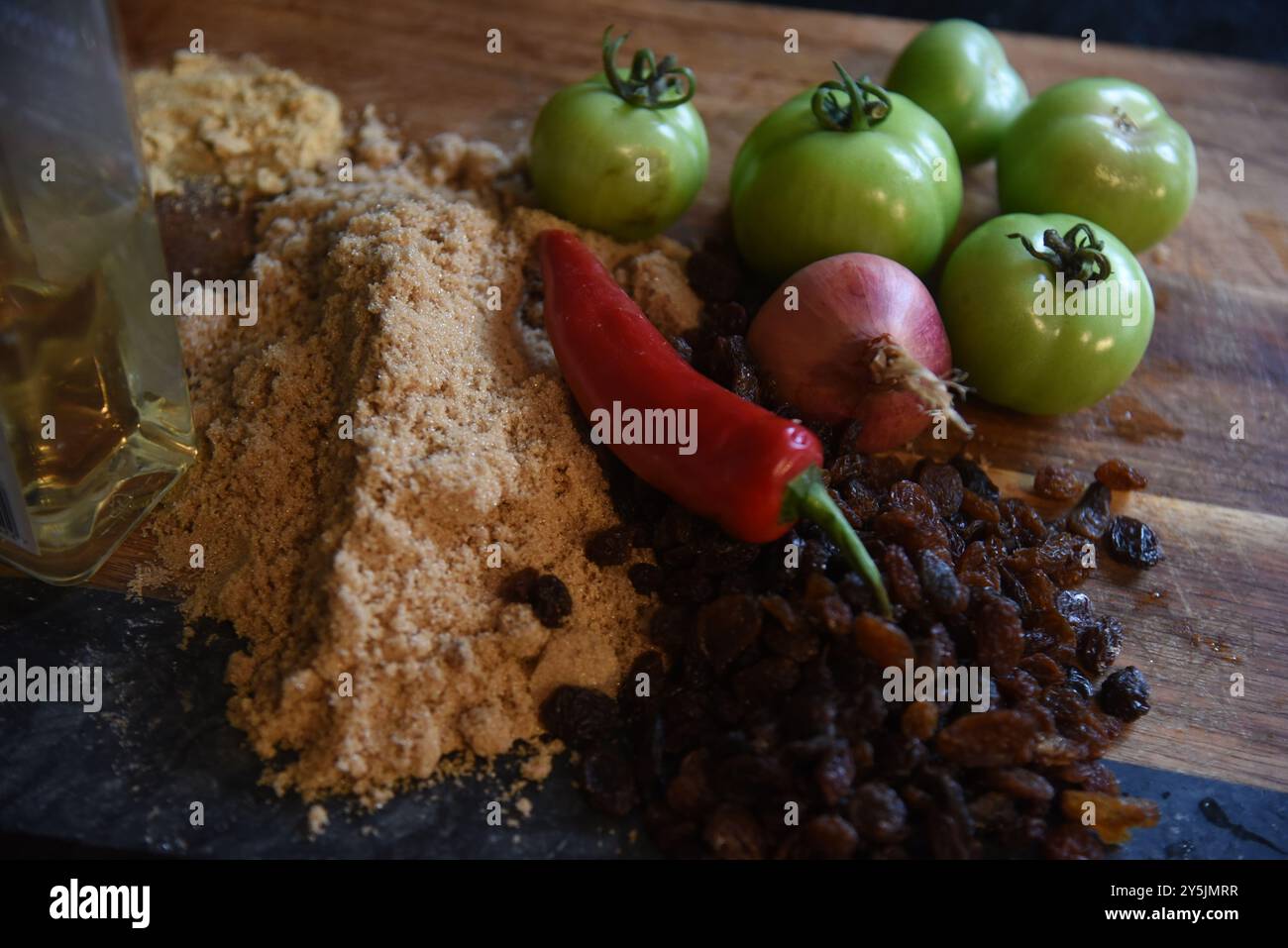 Le immagini mostrano il processo di produzione di chutney di pomodoro verde fatto in casa dopo un raccolto scadente di quest'anno molti pomodori coltivati in casa non sono maturi Foto Stock