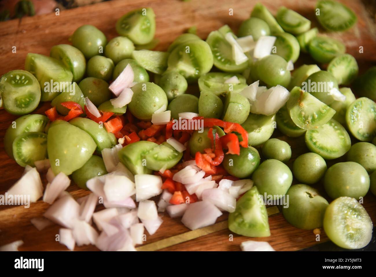 Le immagini mostrano il processo di produzione di chutney di pomodoro verde fatto in casa dopo un raccolto scadente di quest'anno molti pomodori coltivati in casa non sono maturi Foto Stock
