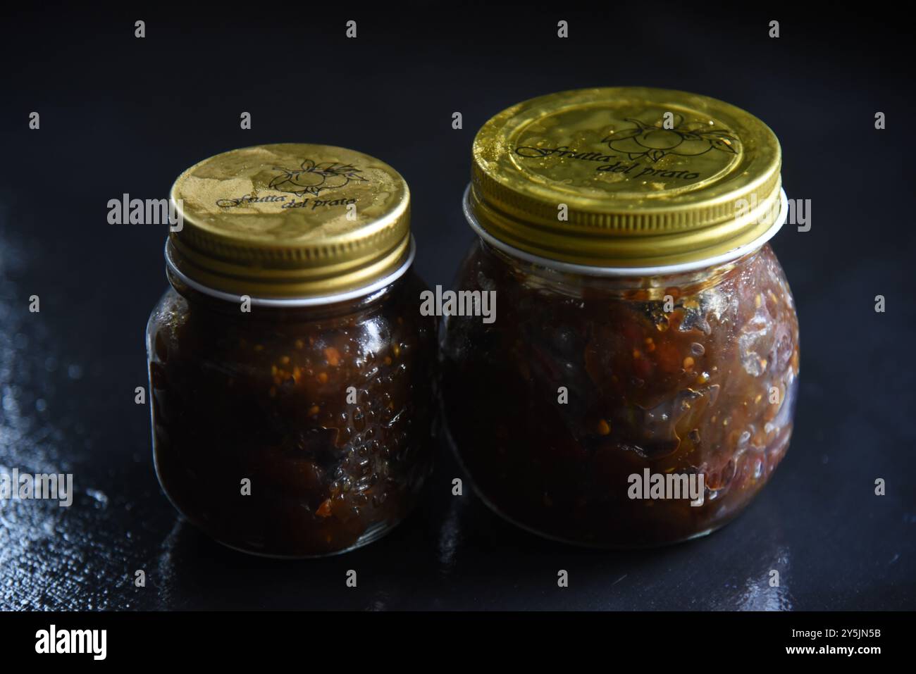 Le immagini mostrano il processo di produzione di chutney di pomodoro verde fatto in casa dopo un raccolto scadente di quest'anno molti pomodori coltivati in casa non sono maturi Foto Stock