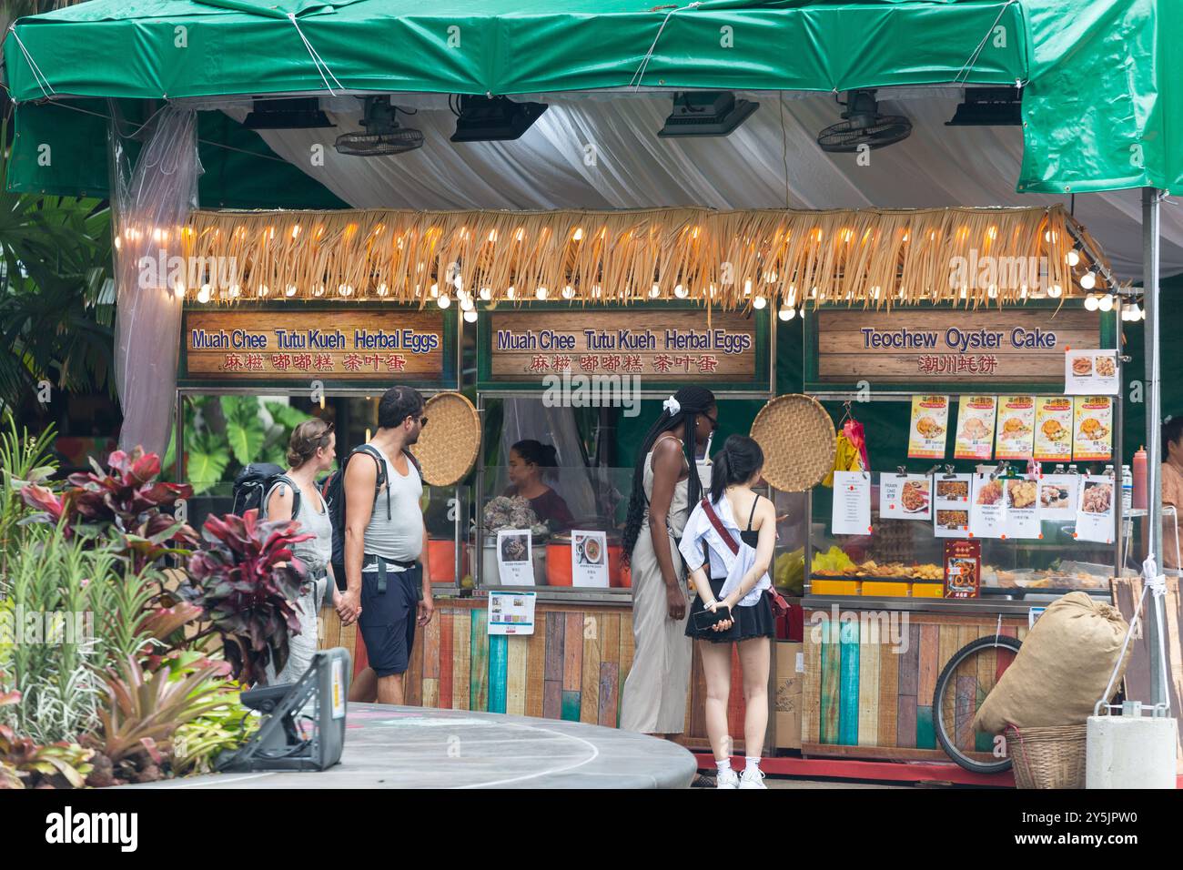 Bancarelle di cibo cinese a Singapore in luoghi all'aperto visitati dai turisti in viaggio. Foto Stock