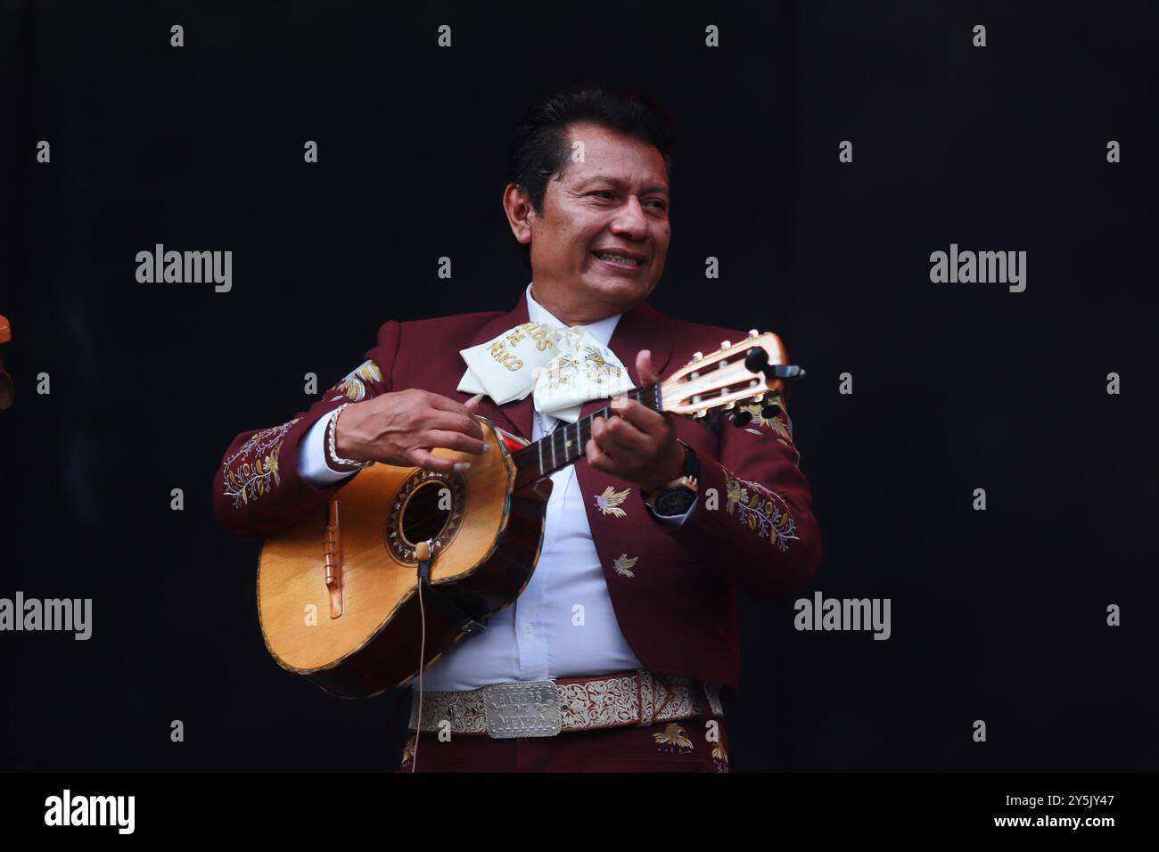 Città del Messico, Messico. 21 settembre 2024. Un membro della Mariachi Los Gallos de México si esibisce durante il Maraton de Mariachis de la Ciudad de Mexico nella piazza principale di Zocalo il cui obiettivo è la promozione e la diffusione di questa musica regionale, riconosciuta come patrimonio immateriale dell'umanità dall'Organizzazione delle Nazioni Unite per l'educazione, la scienza e la cultura (UNESCO) nel 2011. Il 21 settembre 2024 a città del Messico, Messico. (Foto di Carlos Santiago/ credito: Eyepix Group/Alamy Live News Foto Stock