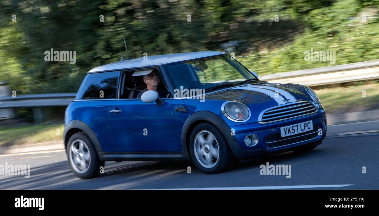 Milton Keynes, Regno Unito - 16 settembre 2024: Mini Cooper blu con motore diesel 2007 su una strada britannica Foto Stock