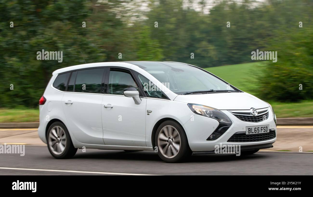Milton Keynes, Regno Unito - 22 settembre 2024: 2016 Vauxhall Zafira, auto bianca con motore diesel, che guida su una strada britannica Foto Stock