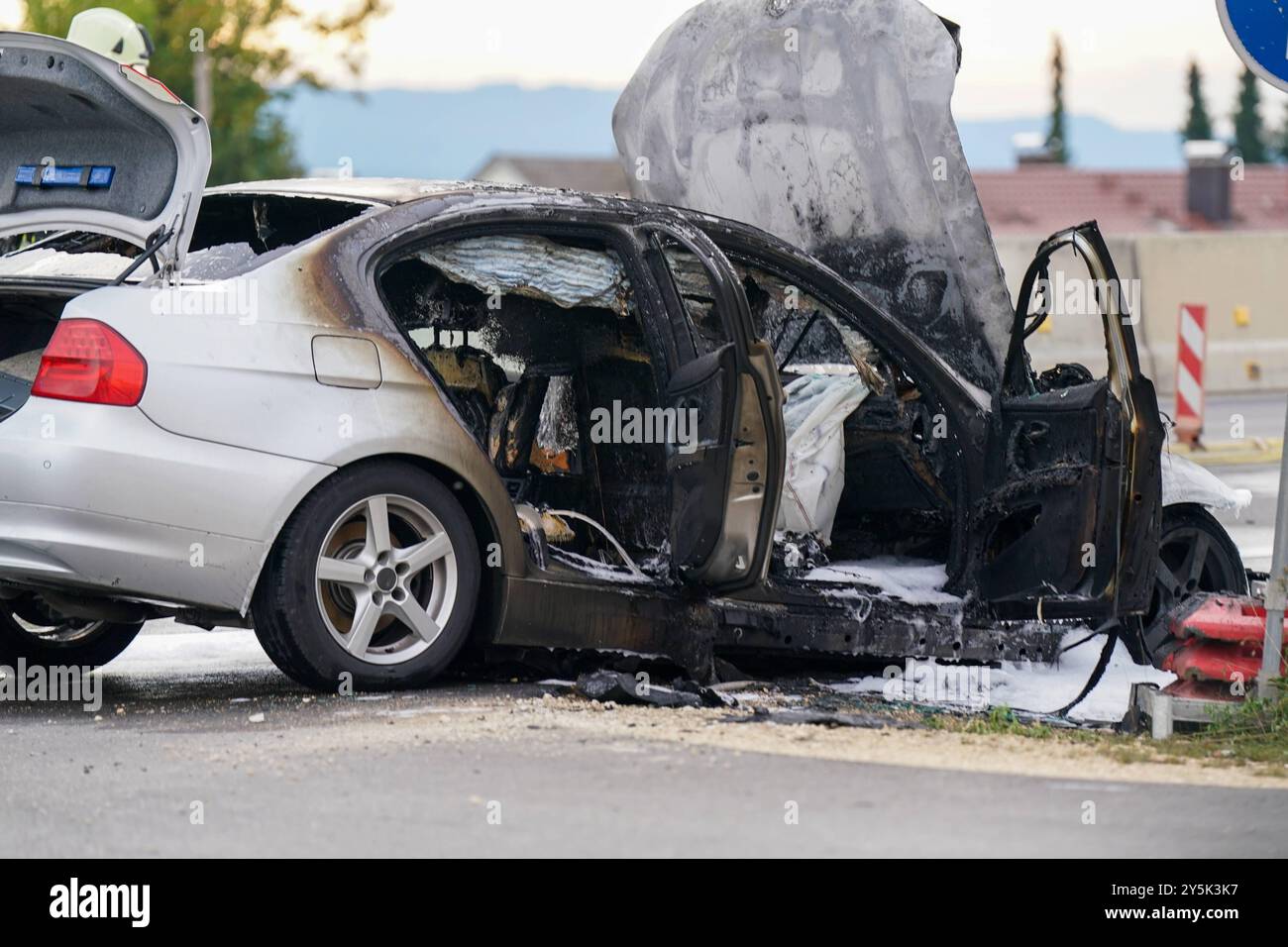 22.09.2024, Baden-Württemberg, Unfall auf der B33 zwischen Konstanz und Allensbach, Fahrzeugbrand, Unfallstelle, Feuerwehr löscht brennendes Auto, umfangreicher Sachschaden, Ursache des Feuers unklar, Straßenarbeiten in der Nähe, Großer im Einsatz, Rettungskräfte Stau *** 22 09 2024, Baden Württemberg Foto Stock