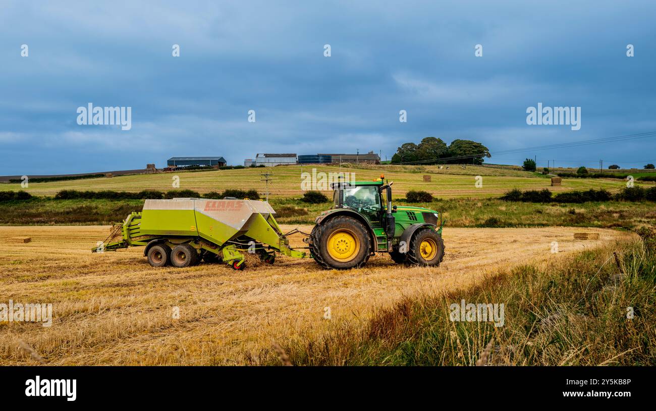 Trattore in funzione durante il raccolto nel Lanarksdhire meridionale, Scozia Foto Stock