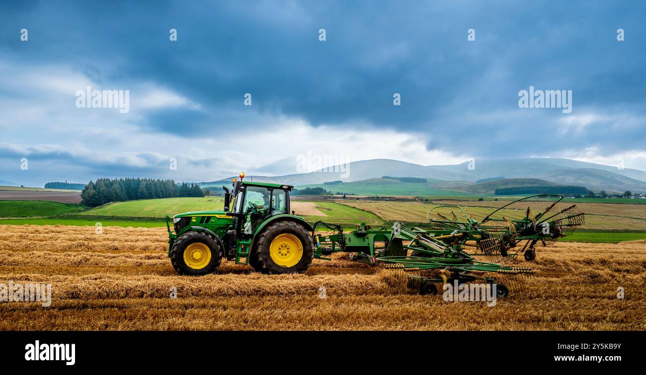 Trattore in funzione durante il raccolto nel Lanarksdhire meridionale, Scozia Foto Stock