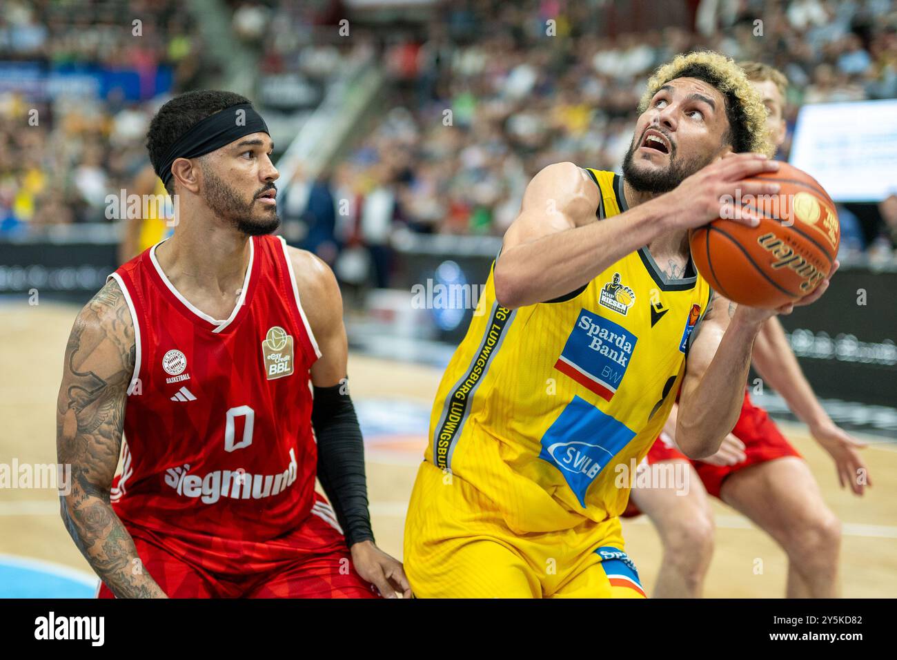 Nick Weiler-Babb (FC Bayern Basketball, #00), Hunter Maldonado (MHP Riesen Ludwigsburg, #08), GER, MHP Riesen Ludwigsburg vs. FC Bayern Basketball, Basketball, Bundesliga, Spielzeit 2024/2025, 22.09.2024, foto: Eibner-Pressefoto/Sascha Walther Foto Stock