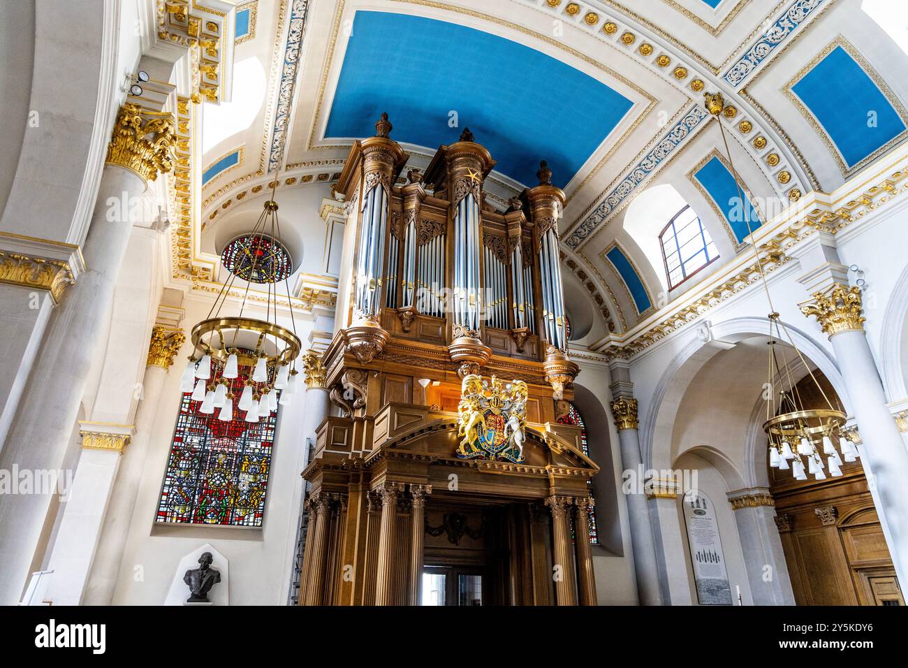 Organo all'interno della chiesa di St Mary-le-Bow, City of London, Inghilterra Foto Stock