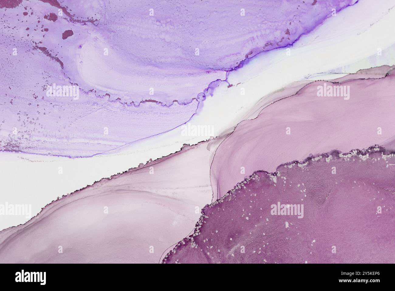 Opera d'acquerello astratta in sfumature di viola e bianco, che mostra linee fluide e forme organiche con un aspetto sereno Foto Stock