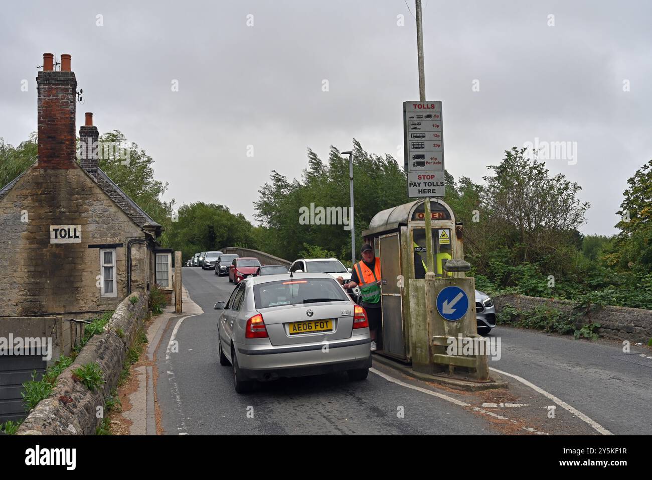 Il ponte a pedaggio Swinford attraverso il fiume Tamigi vicino al villaggio di Eynsham, Oxfordshire, Regno Unito. Foto Stock
