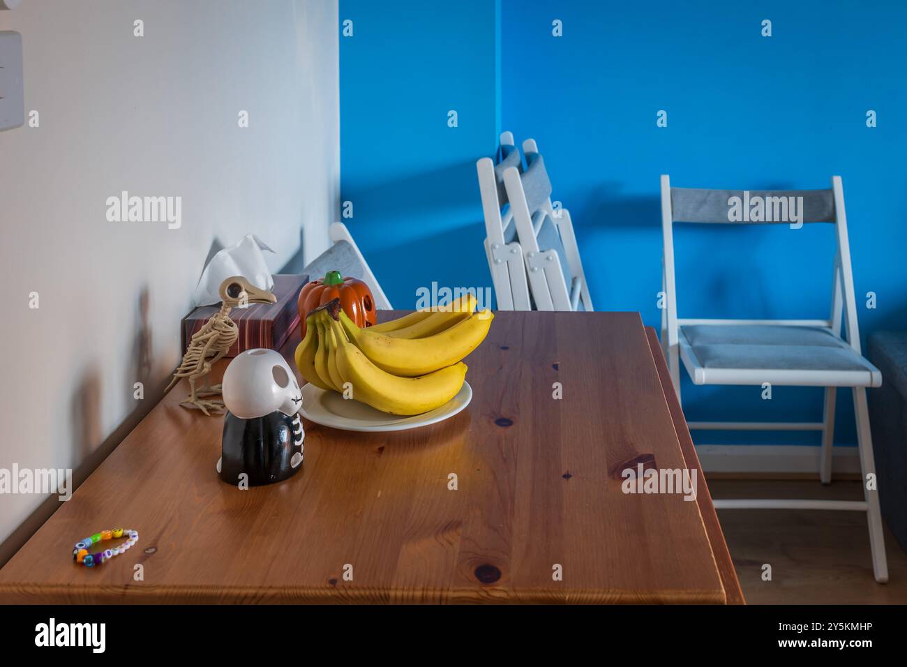 Frutta fresca di banana matura sul tavolo del soggiorno. Foto Stock