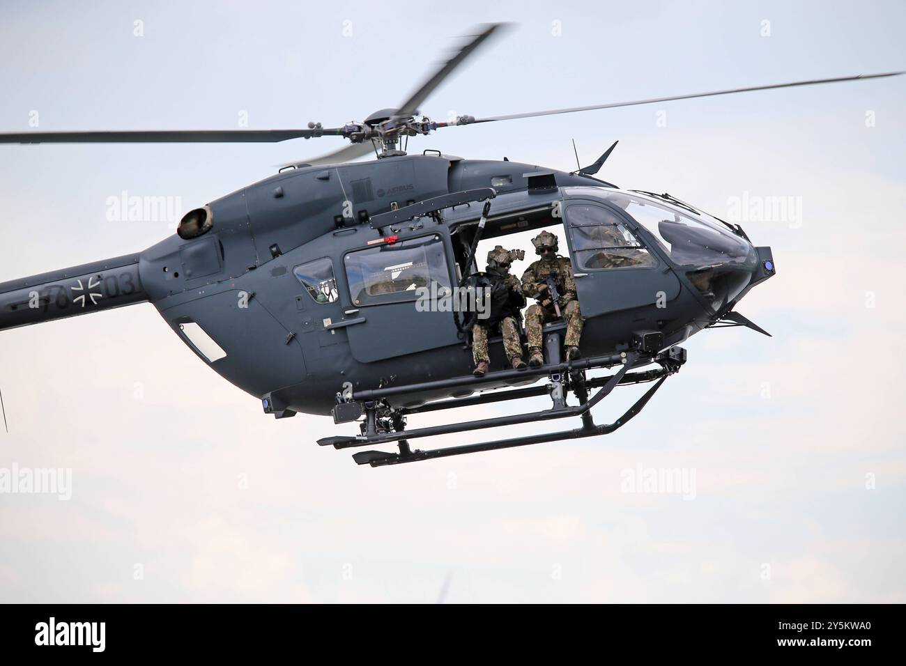 Ein Special Operations Medical Support Team SOMST seilt sich via Fast Roping aus einem Helikopter ab. Ein Helikopter vom Typ Airbus H145M LUH SOF mit der Kennung 7603 unterstützt die operativen Einsatzkräfte der Kampfschwimmer. Der Helikopter gehört zum Hubschraubergeschwader 64 HSG 64. Ein Special Operations Medical Support Team SOMST seilt sich via Fast Roping aus einem Helikopter ab. Ein Helikopter vom Typ Airbus H145M LUH SOF mit der Kennung 7603 unterstützt die operativen Einsatzkräfte der Kampfschwimmer. Der Helikopter gehört zum Hubschraubergeschwader 64 HSG 64. Eckernförde Schleswig-Hols Foto Stock