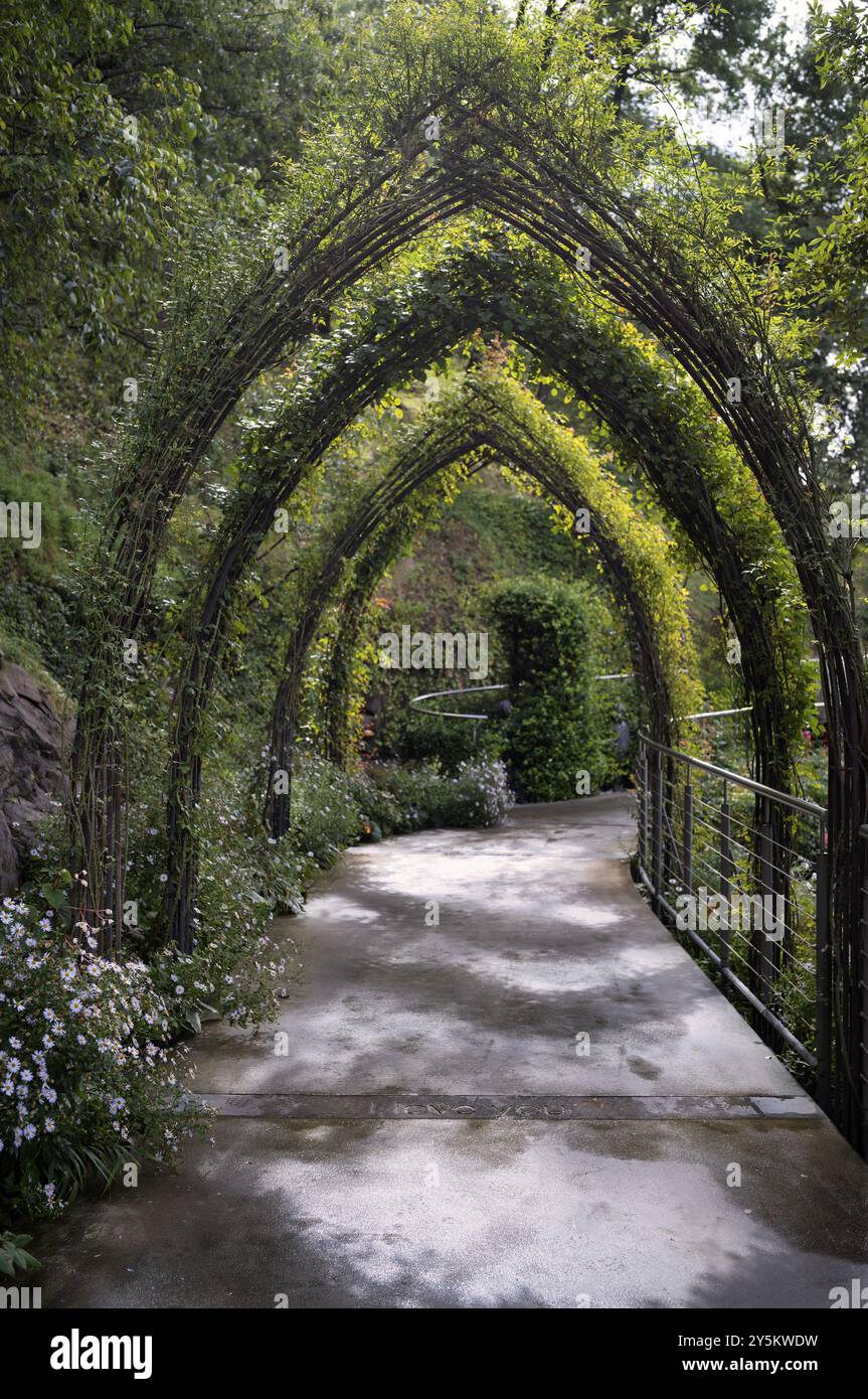 Ingresso, arco, portale, cancello, giardino per gli amanti, castello Trauttmansdorff, Orto Botanico, Merano, Merano, alto Adige, provincia autonoma di Bolzano Foto Stock