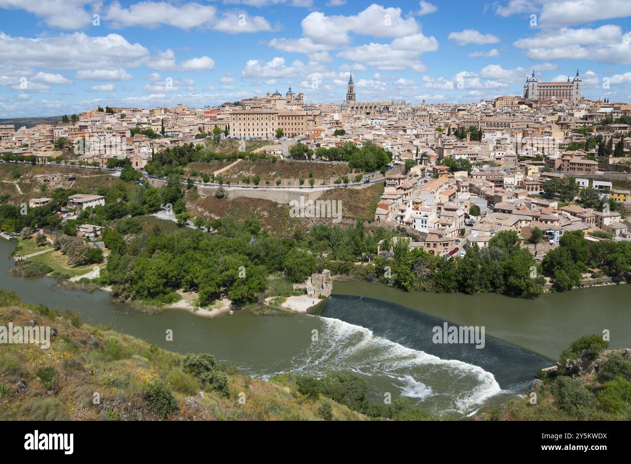 Città storica situata su una collina, affacciata su un fiume e circondata dalla natura, Toledo, il fiume Tago, Castilla-la Mancha, Spagna, Europa Foto Stock