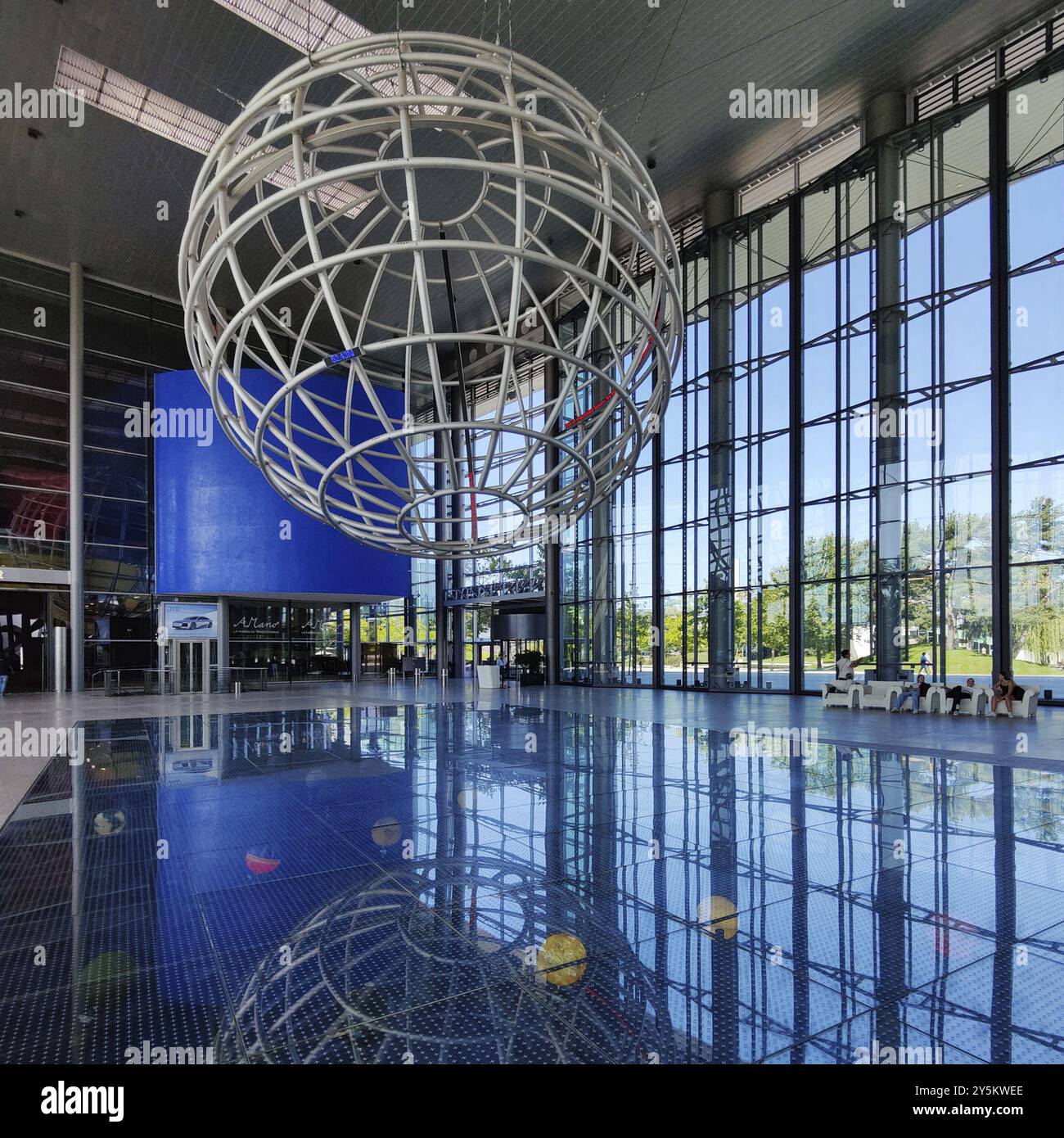 Sala d'ingresso con globo reticolato, Autostadt, Volkswagen AG, Wolfsburg, bassa Sassonia, Germania, Europa Foto Stock