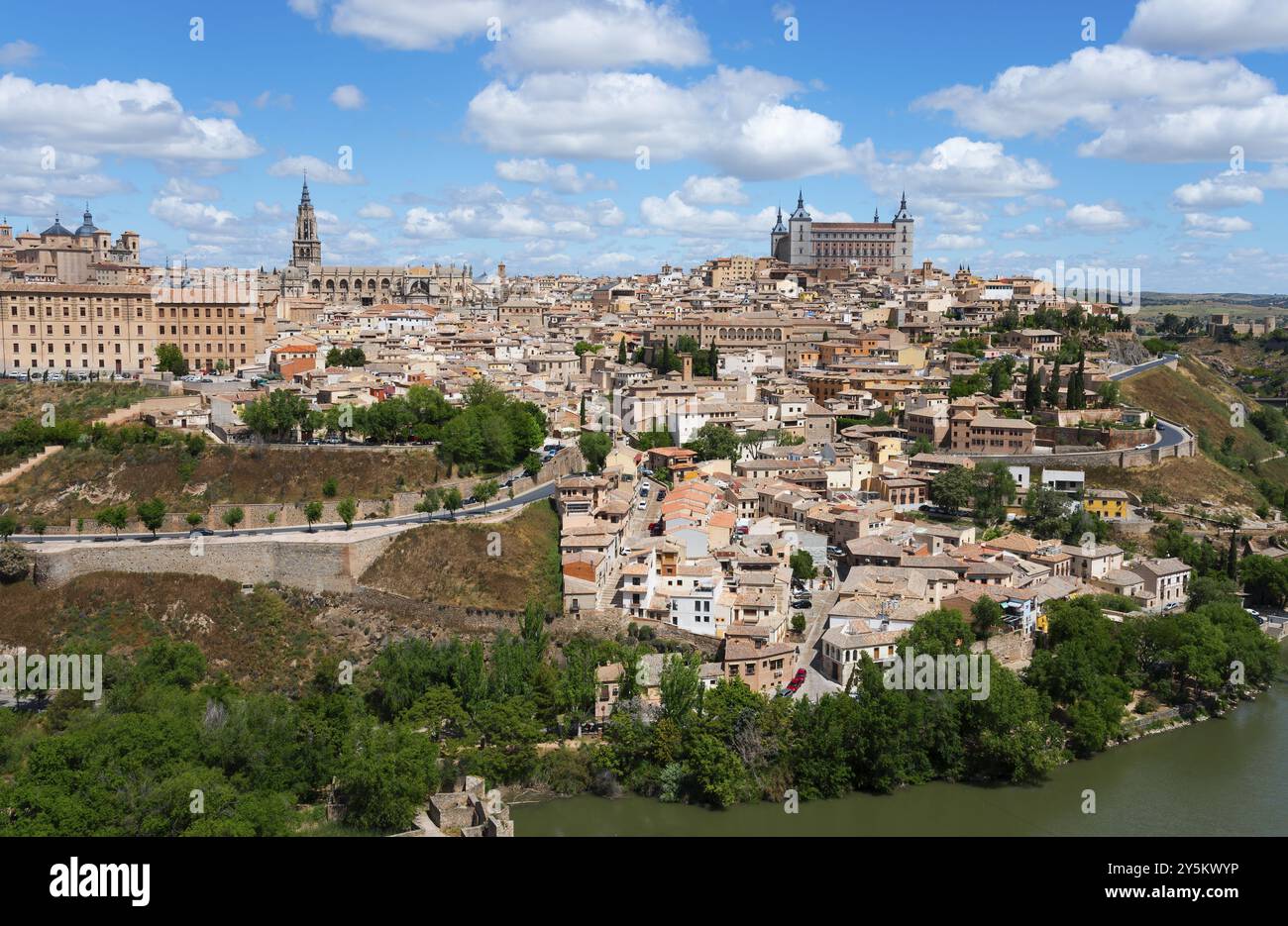 Ampia vista di una città storica su una collina con un fiume e molte attrazioni architettoniche, Toledo, il fiume Tago, Castilla-la Mancha, Spagna, Europa Foto Stock