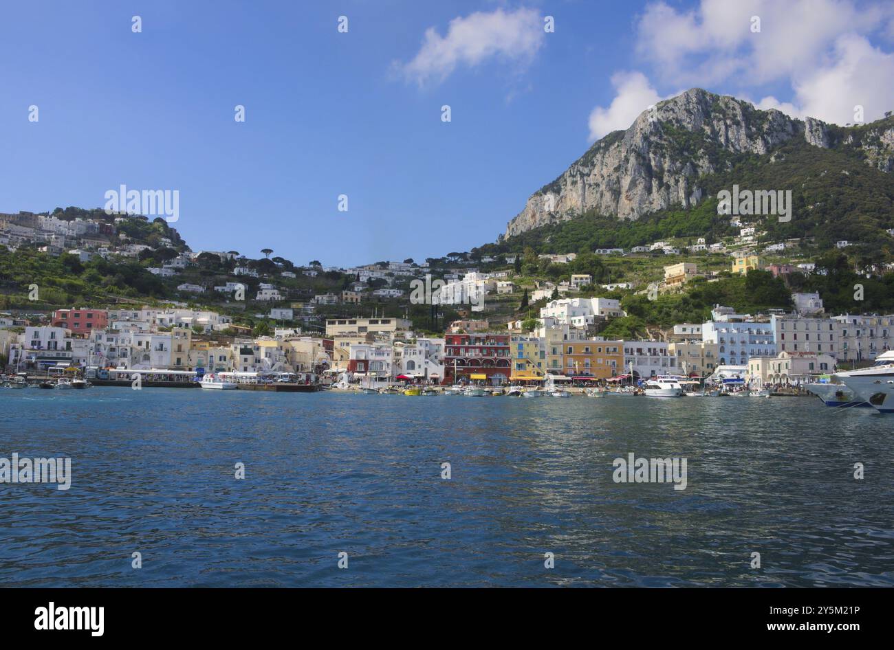 Marina grande è il porto principale dell'isola di Capri in Italia, a nord della città principale di Capri e ai piedi del Monte Solaro. Foto Stock