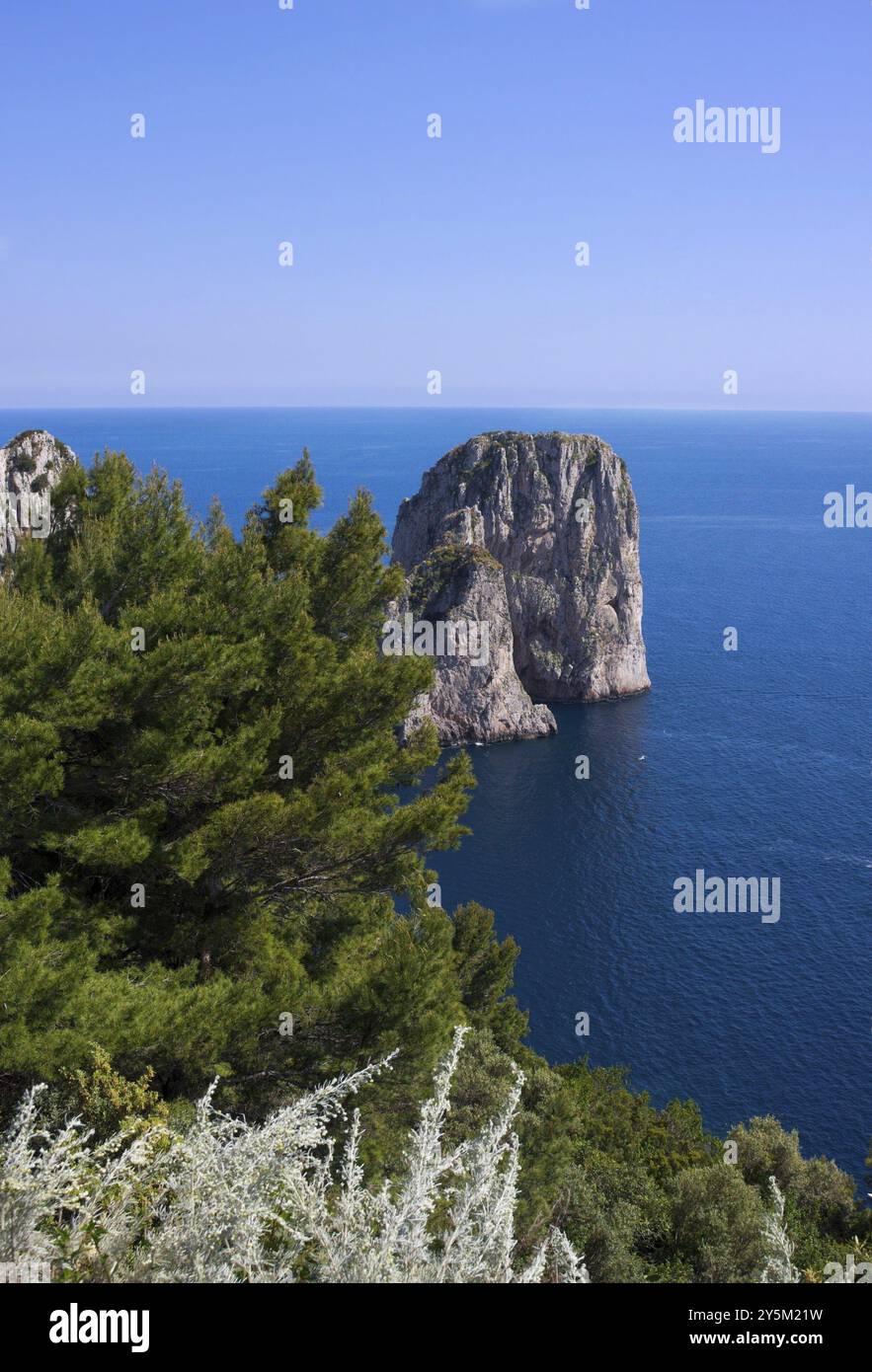 L'isola di Capri è situata nel Golfo di Napoli. Capri ha una superficie di soli 10 chilometri quadrati, ma è famosa in tutto il mondo per le sue Foto Stock