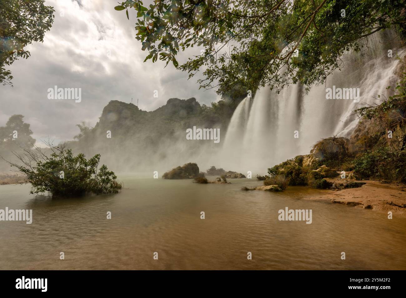 Divieto Gioc cascata in Cao Bang, Viet Nam - Le cascate sono situate in una zona di matura formazioni carsiche erano la pietra calcarea bedrock strati Foto Stock