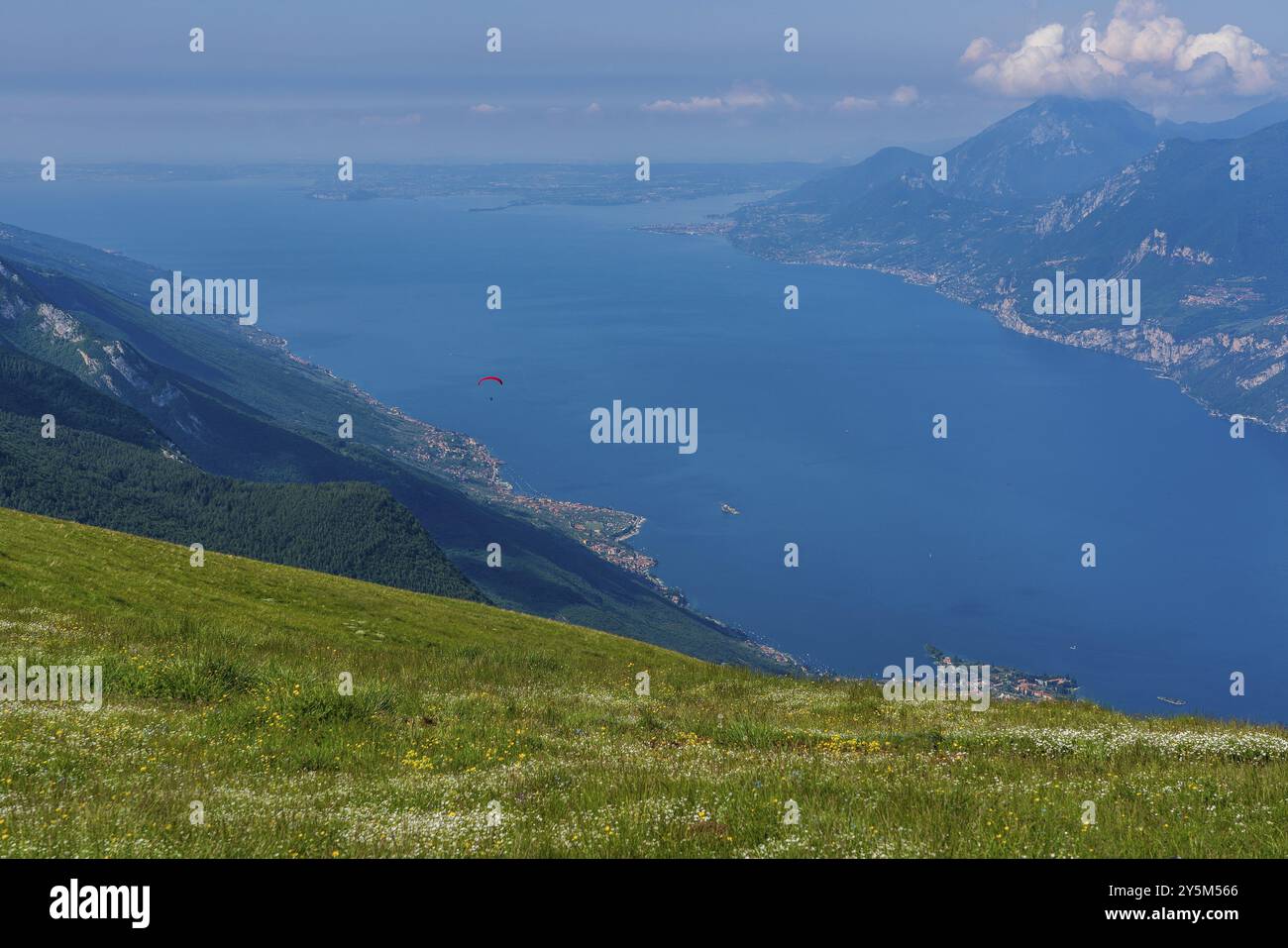 Vista panoramica dal Monte Baldo sul Lago di Garda in Italia Foto Stock