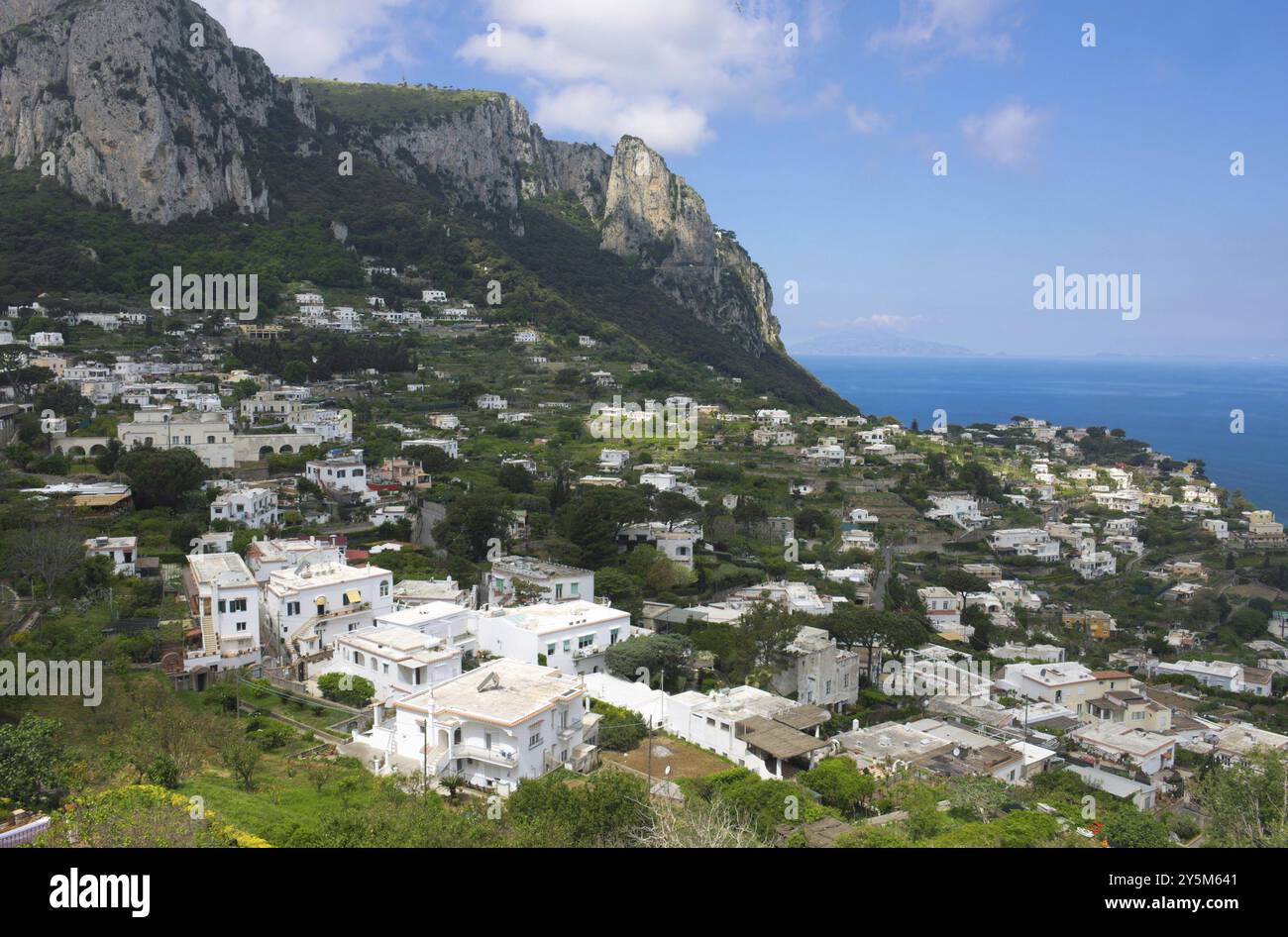 Capri è un'isola situata nel Mar Tirreno al largo della Penisola Sorrentina, sul lato sud del Golfo di Napoli, in Campania Foto Stock