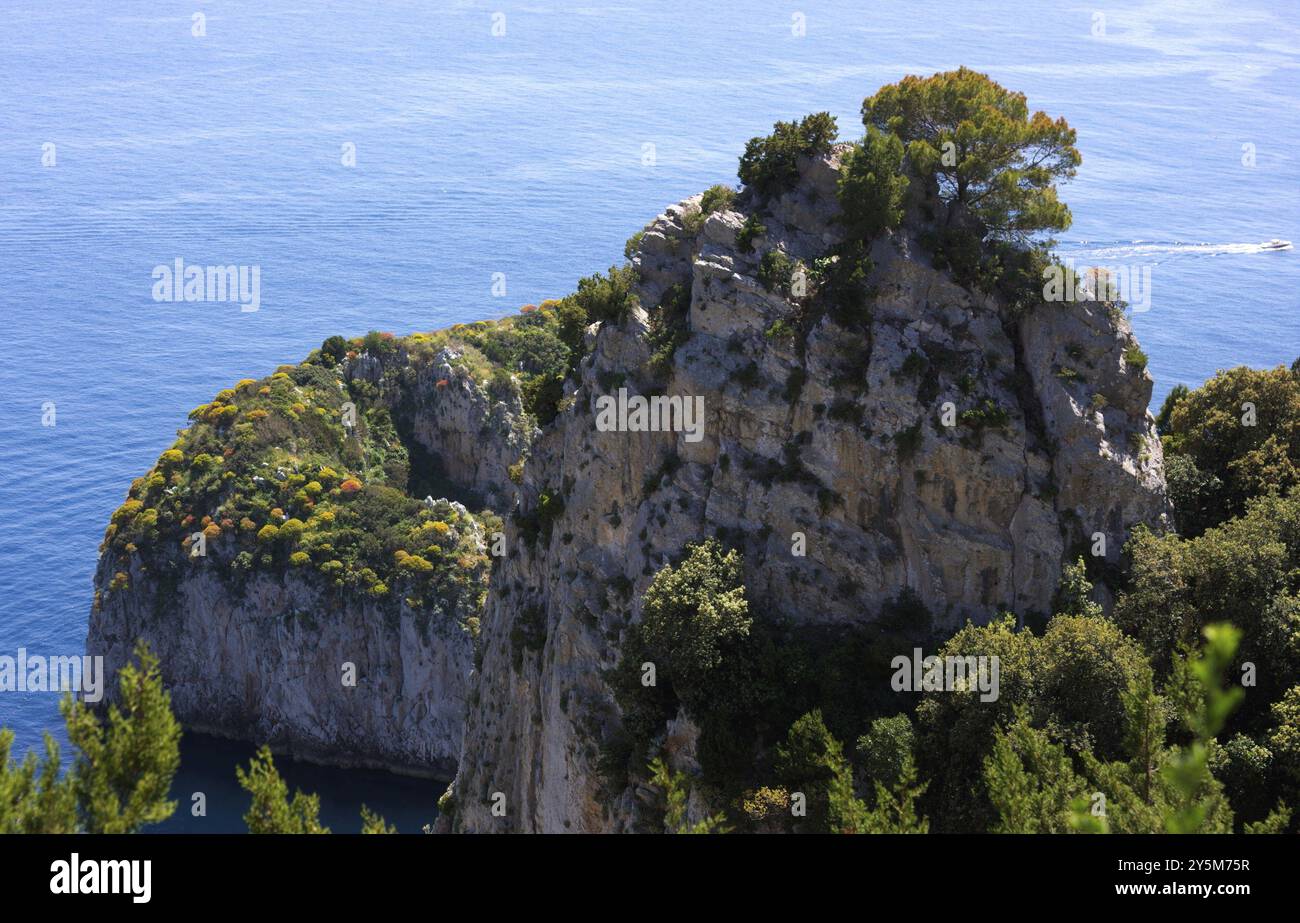 Capri è un'isola situata nel Mar Tirreno al largo della Penisola Sorrentina, sul lato sud del Golfo di Napoli, in Campania Foto Stock