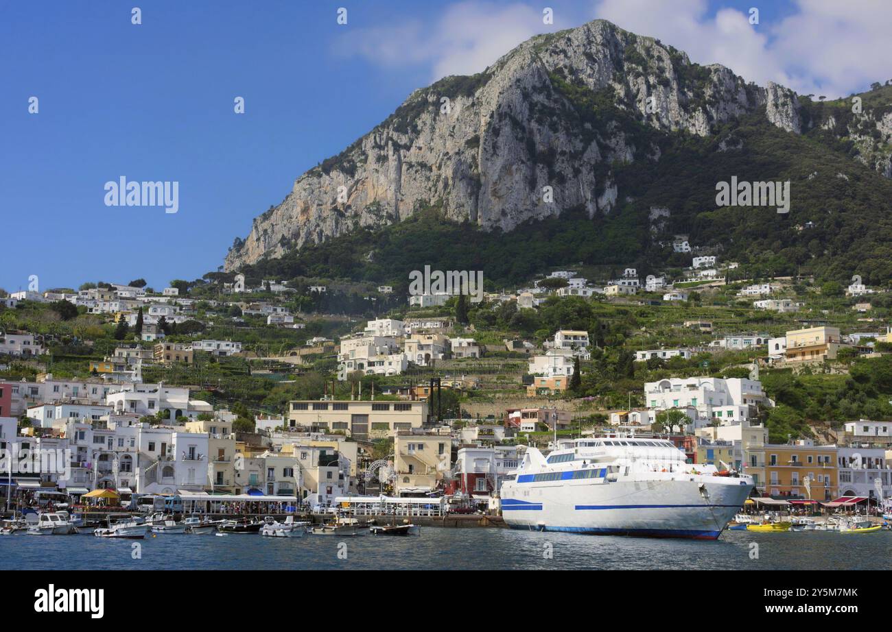 Marina grande è il porto principale dell'isola di Capri in Italia, a nord della città principale di Capri e ai piedi del Monte Solaro. Foto Stock