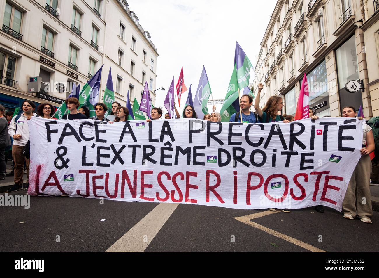 Un gruppo di studenti tiene uno striscione che dice: "Di fronte alla precarietà e all'estrema destra, i giovani combattono”, durante la manifestazione contro il nuovo governo Macron-Barnier, a Parigi. Poche ore prima dell'annuncio del nuovo governo del primo ministro francese Michel Barnier, migliaia di persone hanno manifestato a Parigi per chiedere l'impeachment del presidente Emmanuel Macron. L'appello per le manifestazioni di massa in tutta la Francia è venuto dal partito di sinistra la France Insoumise, così come ecologisti e associazioni studentesche e femministe. (Foto di Telmo Pinto/SOPA Images/Sipa USA) Foto Stock