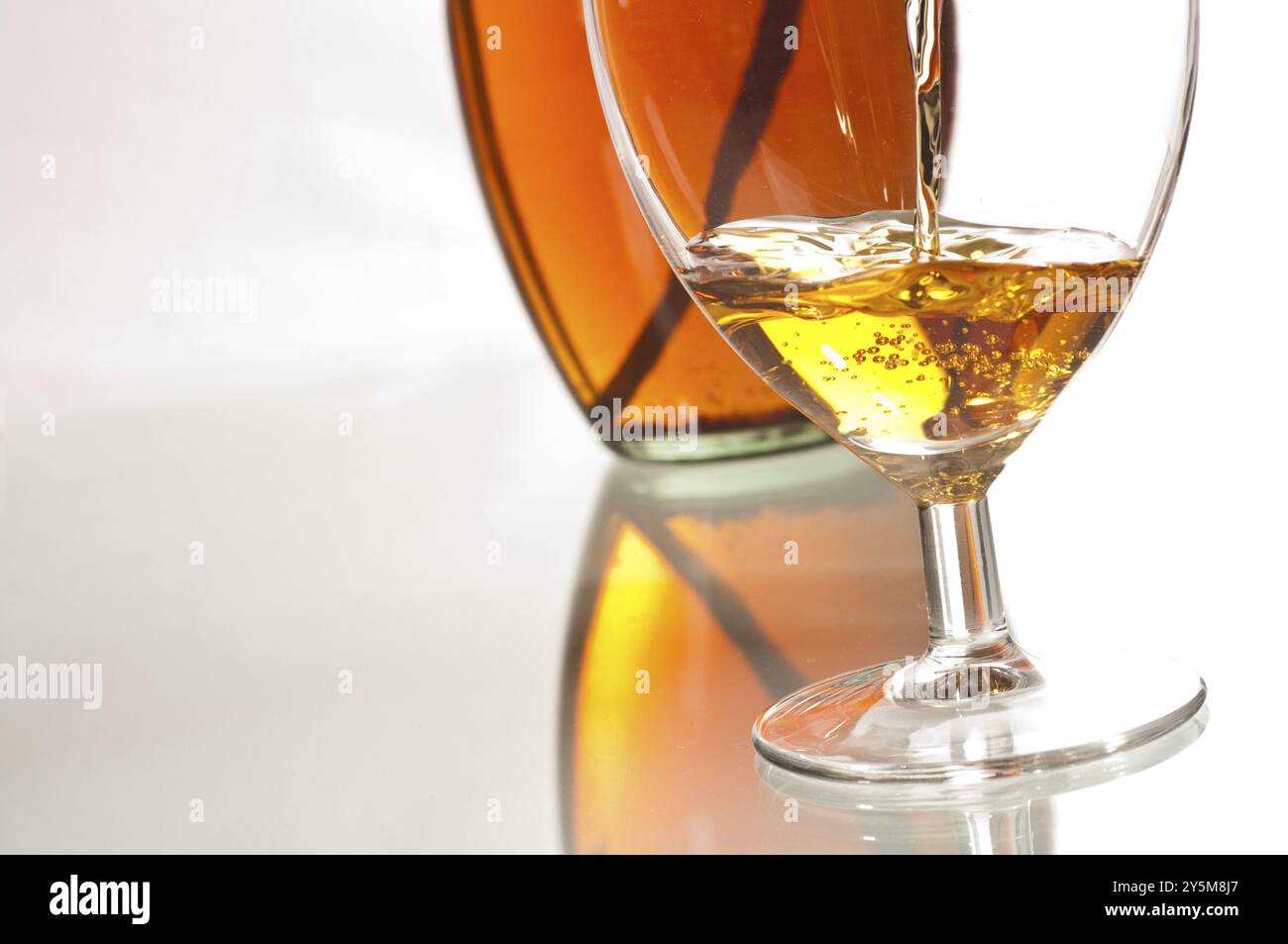 Brandy in cognac snifter Foto Stock