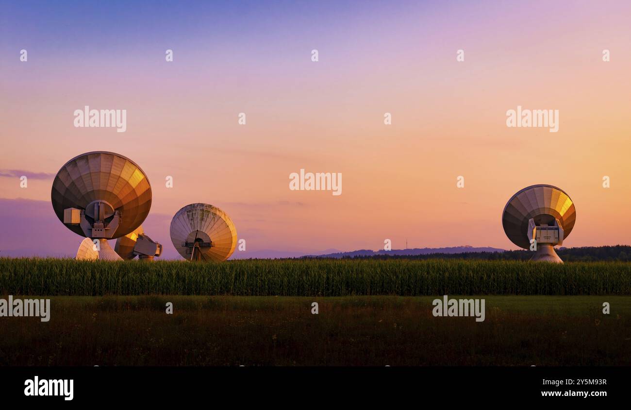Grande antenna parabolica al crepuscolo Foto Stock
