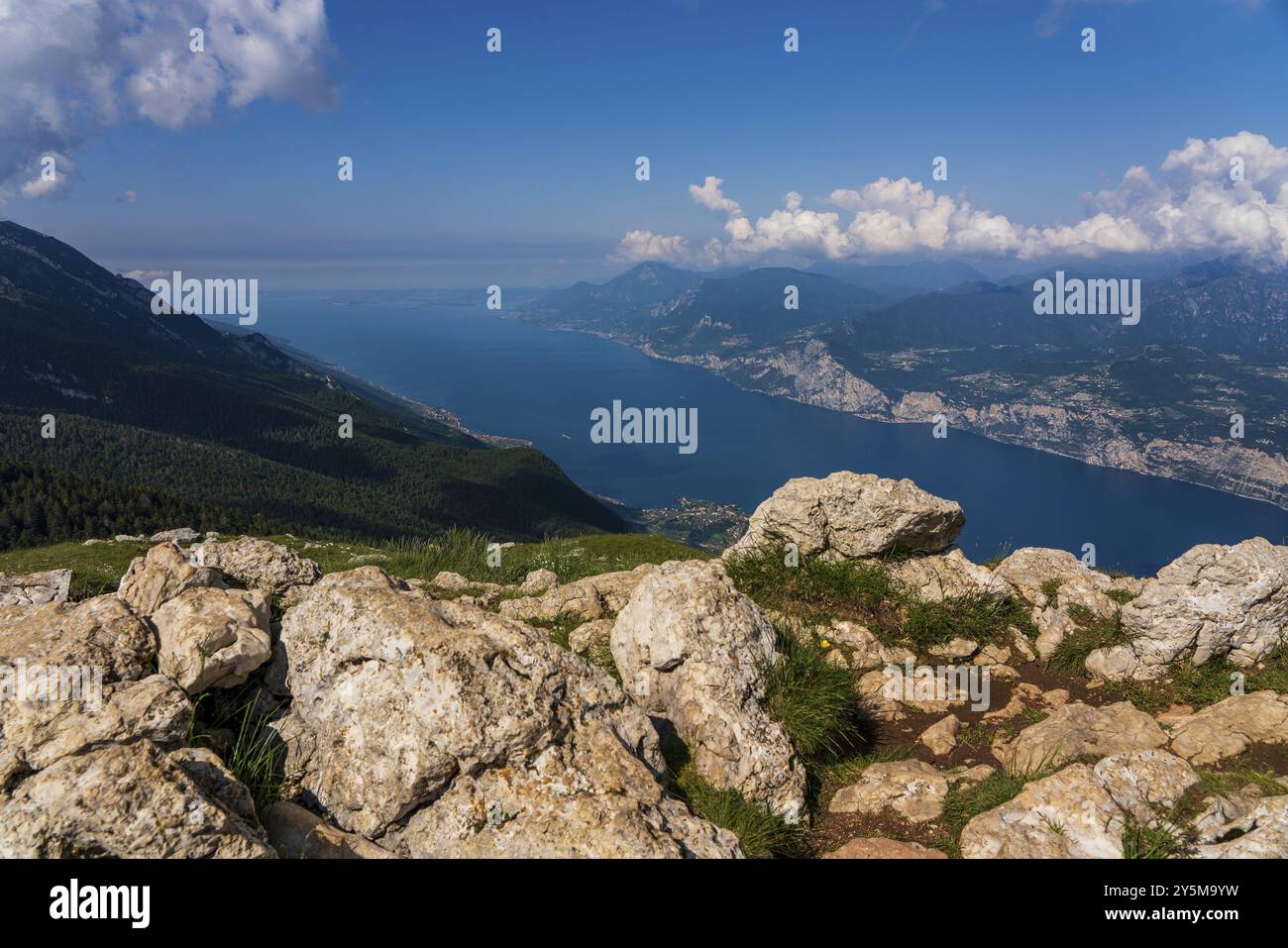 Vista panoramica dal Monte Baldo sul Lago di Garda in Italia Foto Stock
