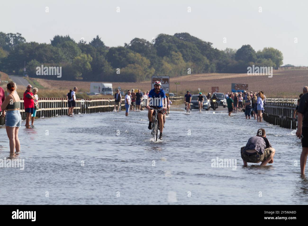 La Strood è l'unica strada per l'isola di Mersea nell'Essex e le inondazioni durante le maree primaverili come mostrato qui. Foto Stock