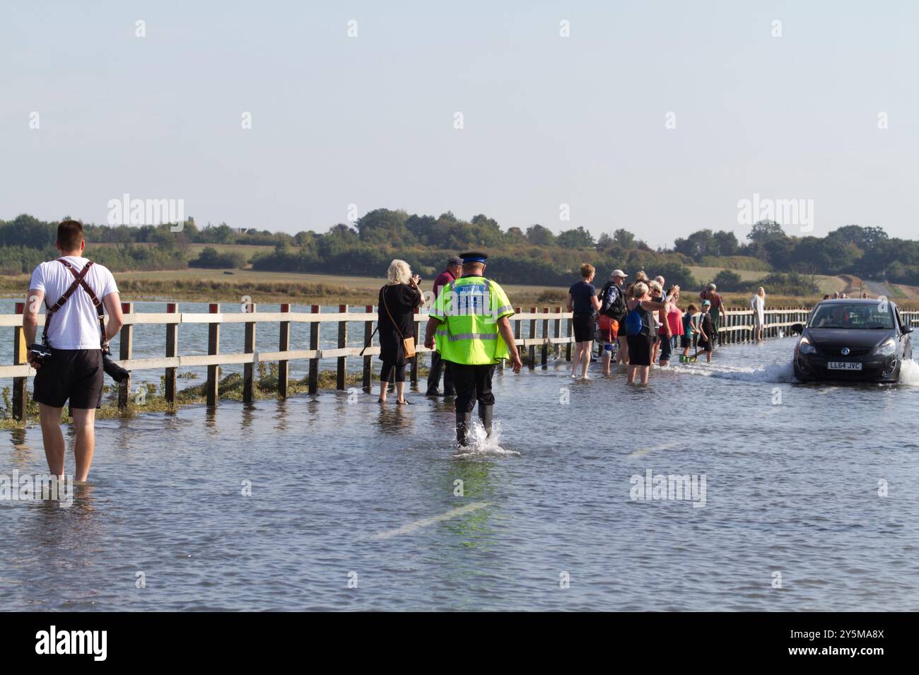 La Strood è l'unica strada per l'isola di Mersea nell'Essex e le inondazioni durante le maree primaverili come mostrato qui. Foto Stock