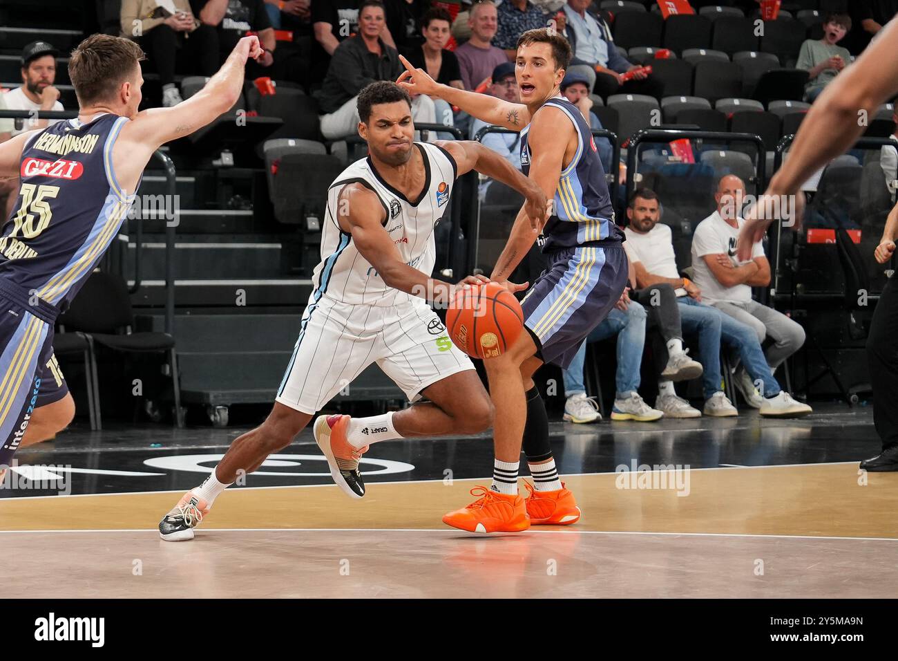 Kenneth Ogbe (Veolia Towers Hamburg, #25) im Dribbling, GER, Veolia Towers Hamburg vs Alba Berlin, pallacanestro, Bundesliga, Spieltag 1, Saison 2024/2025, 22.09.2024 foto: Eibner-Pressefoto/Max Vincen Foto Stock