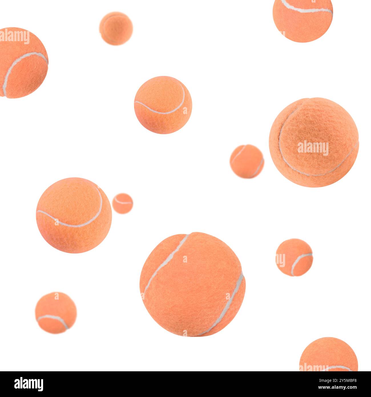 Molte palline da tennis in corallo volano su sfondo bianco Foto Stock