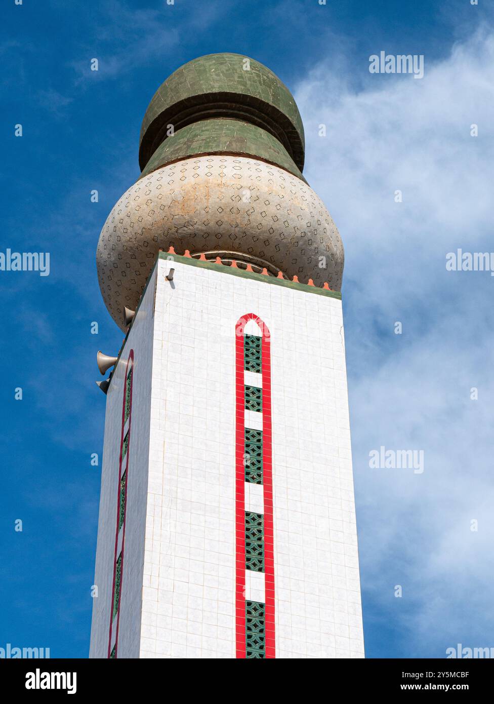 Moschea della divinità, Dakar, Senegal - singolo colpo di minareto Foto Stock