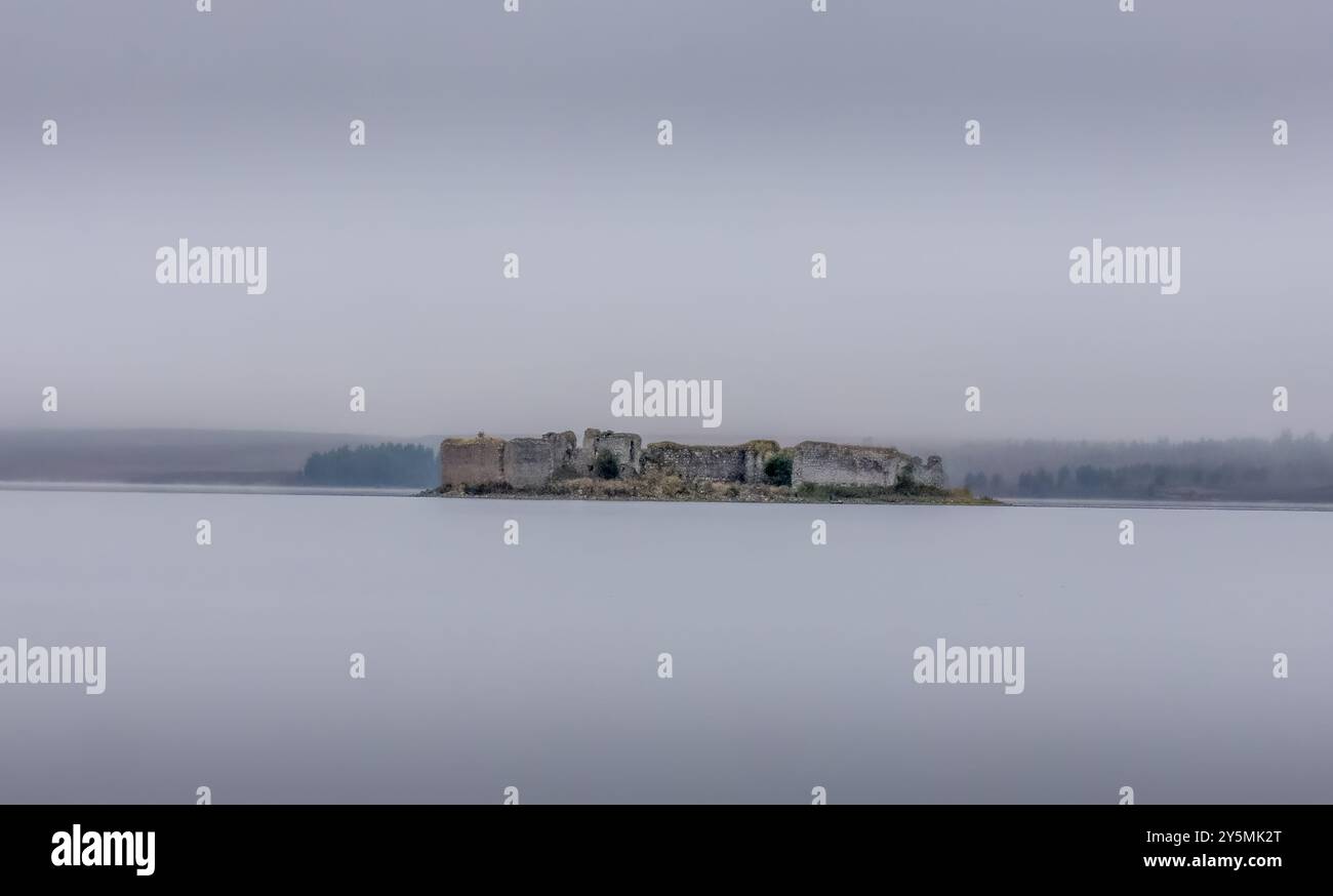 Il castello di Lochindorb era molto nebbioso e ancora la mattina presto Foto Stock