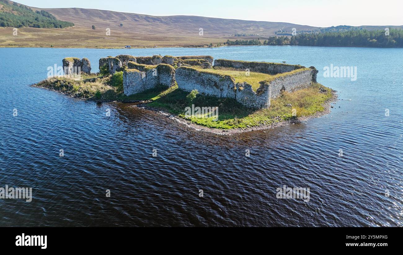 Drone aereo delle rovine del castello di Lochindorb su un'isola nel mezzo del lago Foto Stock