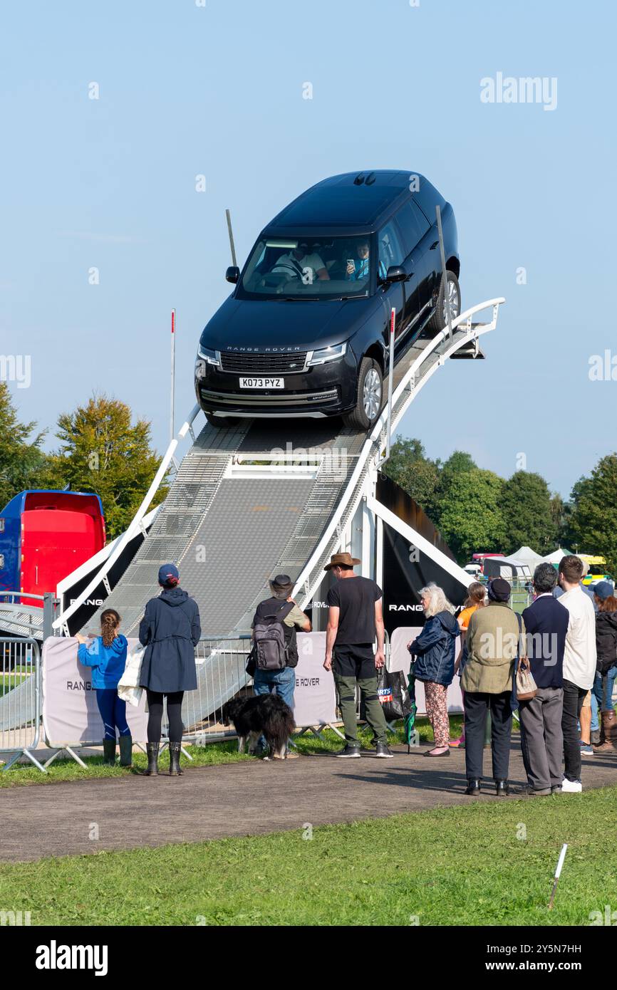 Newbury Show, 21 settembre 2024. Il popolare evento annuale si è svolto al Newbury Showground, Berkshire, Inghilterra, Regno Unito, durante il fine settimana. Lo spettacolo include una varietà di mostre di fama, cibo e campagna e attira migliaia di visitatori. Nella foto: Una Range rover su una rampa che offre divertenti esperienze di guida Foto Stock Newbury Show, 21 settembre 2024. Il popolare evento annuale si è svolto al Newbury Showground, Berkshire, Inghilterra, Regno Unito, durante il fine settimana. Lo spettacolo include una varietà di mostre di fama, cibo e campagna e attira migliaia di visitatori. Nella foto: Una Range rover su una rampa che offre divertenti esperienze di guida Foto Stock