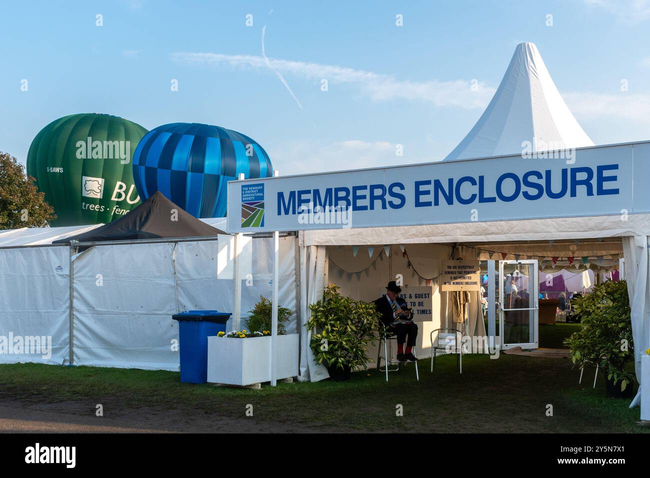Newbury Show, 21 settembre 2024. Il popolare evento annuale si è svolto al Newbury Showground, Berkshire, Inghilterra, Regno Unito, durante il fine settimana. Lo spettacolo include una varietà di esposizioni agricole, alimentari e di campagna e attira migliaia di visitatori. Nella foto: Il recinto dei membri è dotato di palloncini ad aria calda. Foto Stock Newbury Show, 21 settembre 2024. Il popolare evento annuale si è svolto al Newbury Showground, Berkshire, Inghilterra, Regno Unito, durante il fine settimana. Lo spettacolo include una varietà di esposizioni agricole, alimentari e di campagna e attira migliaia di visitatori. Nella foto: Il recinto dei membri è dotato di palloncini ad aria calda. Foto Stock