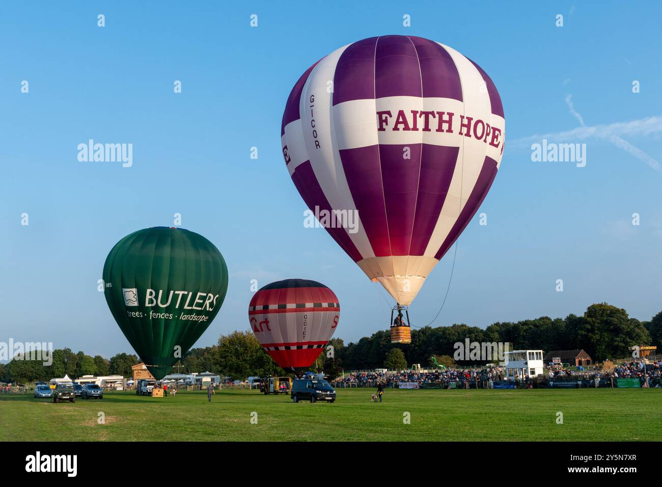Newbury Show, 21 settembre 2024. Il popolare evento annuale si è svolto al Newbury Showground, Berkshire, Inghilterra, Regno Unito, durante il fine settimana. Lo spettacolo include una varietà di mostre di fama, cibo e campagna e attira migliaia di visitatori. Nella foto: Palloncini ad aria calda nell'arena principale. Foto Stock Newbury Show, 21 settembre 2024. Il popolare evento annuale si è svolto al Newbury Showground, Berkshire, Inghilterra, Regno Unito, durante il fine settimana. Lo spettacolo include una varietà di mostre di fama, cibo e campagna e attira migliaia di visitatori. Nella foto: Palloncini ad aria calda nell'arena principale. Foto Stock