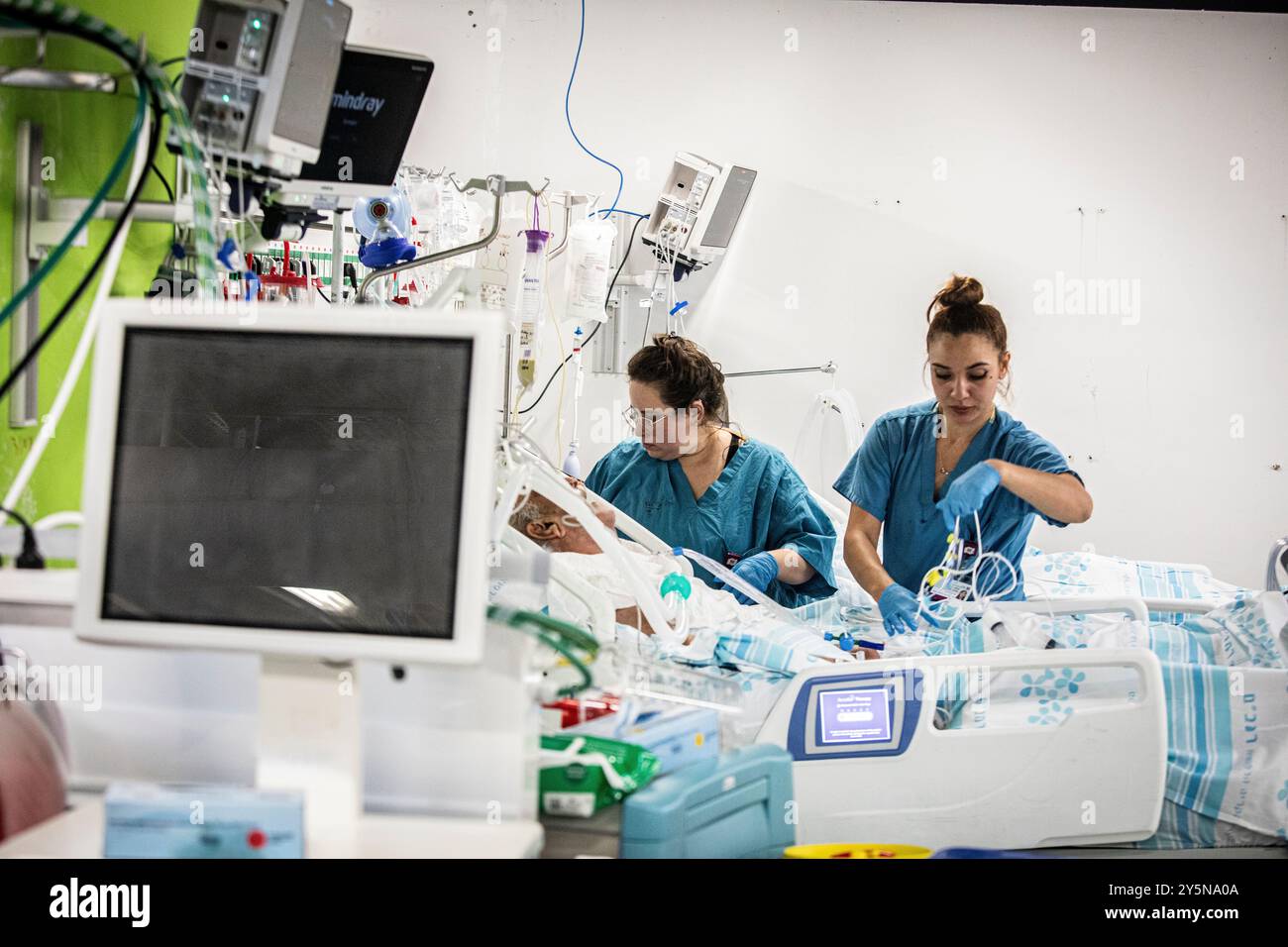 Haifa, Israele. 22 settembre 2024. I membri del personale ospedaliero curano un paziente dopo averlo trasferito nel parcheggio sotterraneo dell'ospedale Rambam. L'ospedale ha spostato i suoi reparti e i pazienti sottoterra dopo che Hezbollah ha lanciato più di 100 razzi all'inizio di domenica in un'area più ampia e più profonda del nord di Israele, con alcuni sbarchi vicino alla città di Haifa, e Israele ha lanciato centinaia di scioperi sul Libano. Le parti sembravano spirare verso una guerra totale dopo mesi di tensioni crescenti. (Foto di Eyal Warshavsky/SOPA Images/Sipa USA) credito: SIPA USA/Alamy Live News Foto Stock