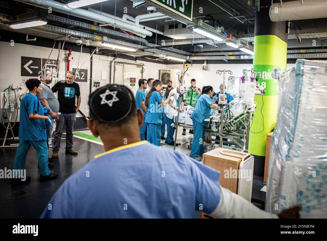 Haifa, Israele. 22 settembre 2024. I membri del personale ospedaliero curano un paziente dopo averlo trasferito nel parcheggio sotterraneo dell'ospedale Rambam. L'ospedale ha spostato i suoi reparti e i pazienti sottoterra dopo che Hezbollah ha lanciato più di 100 razzi all'inizio di domenica in un'area più ampia e più profonda del nord di Israele, con alcuni sbarchi vicino alla città di Haifa, e Israele ha lanciato centinaia di scioperi sul Libano. Le parti sembravano spirare verso una guerra totale dopo mesi di tensioni crescenti. (Foto di Eyal Warshavsky/SOPA Images/Sipa USA) credito: SIPA USA/Alamy Live News Foto Stock