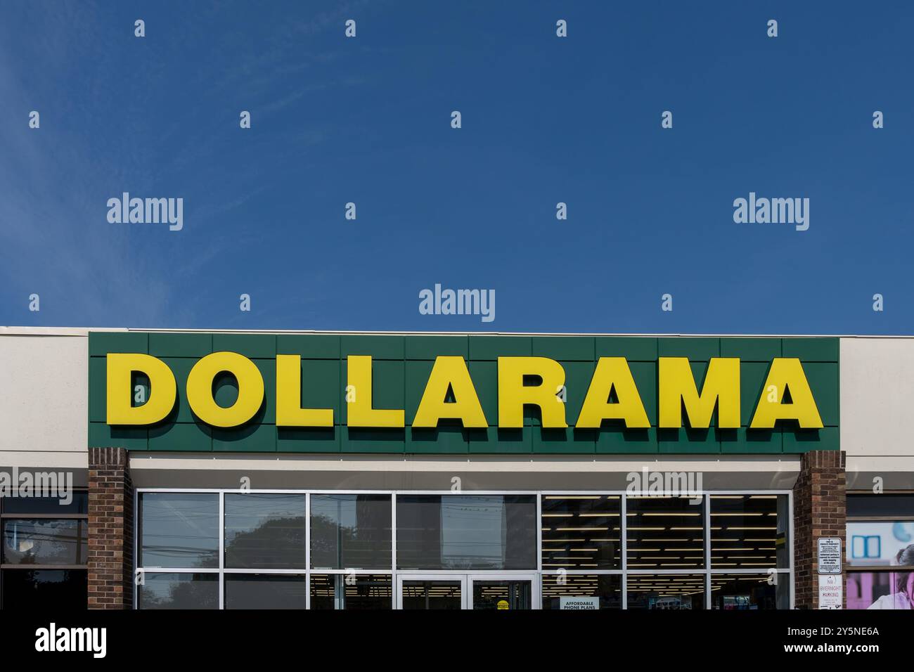 Primo piano del logo del negozio Dollarama sull'edificio. Thornhill, ONTARIO, Canada. Foto Stock